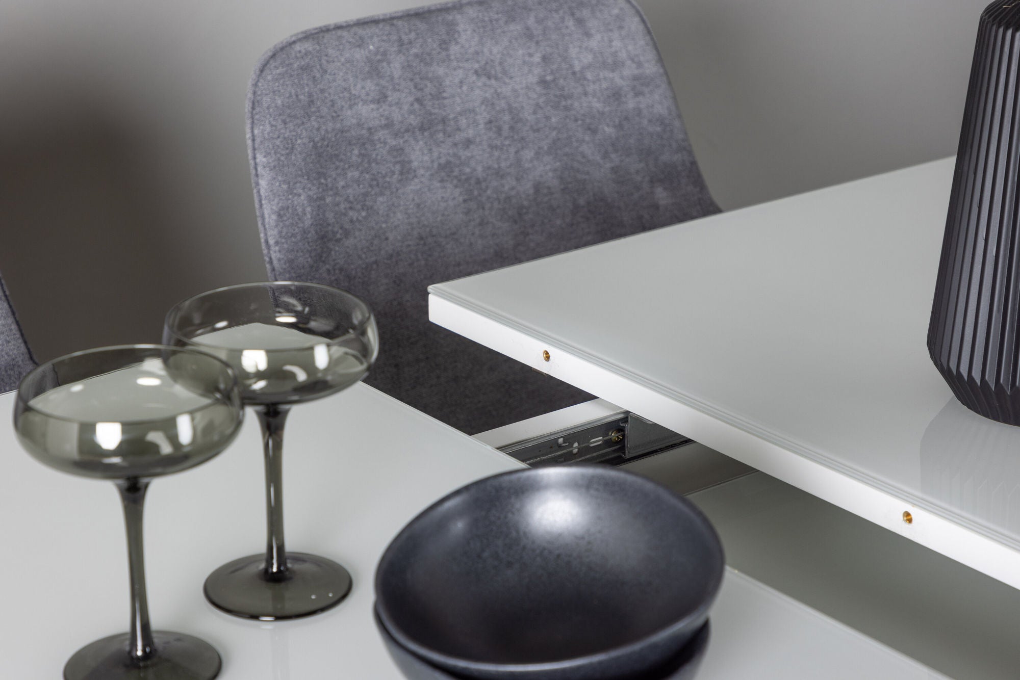 Venture Home Pluto spisebord 120/160*90- White / MDF Glass +Rosie Spisebordsstol - Black / Dark grey Fabric _4