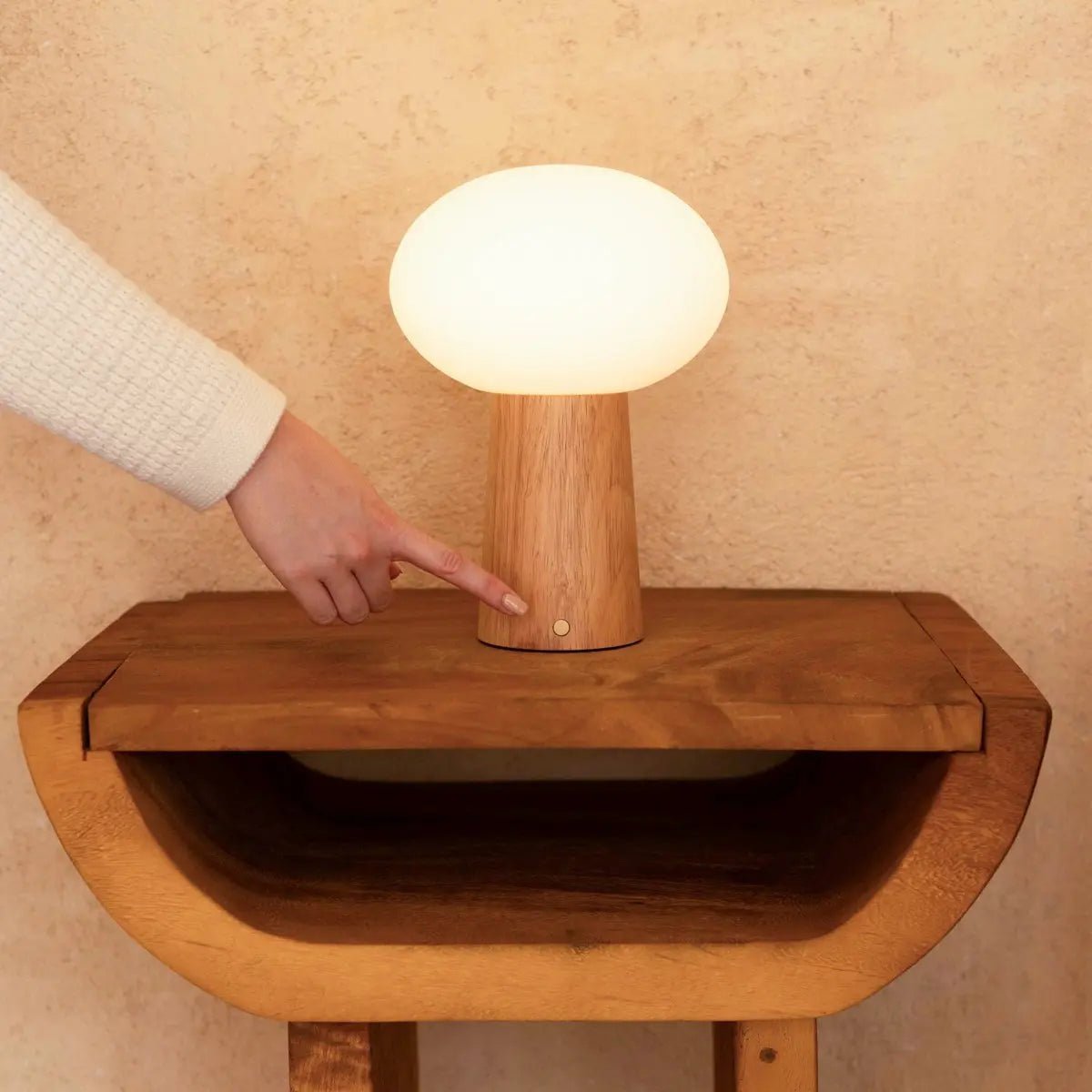 Max lysebrun genopladelig træ bordlampe