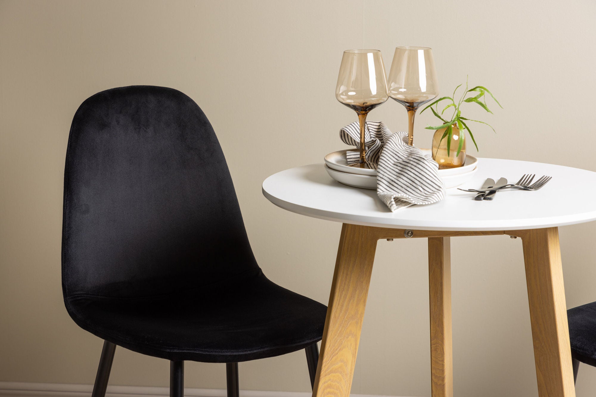 Venture Home Leonora spisebord φ65 - Oaklook / White MDF +Polar Spisebordsstol - Black legs / Black Velvet _2