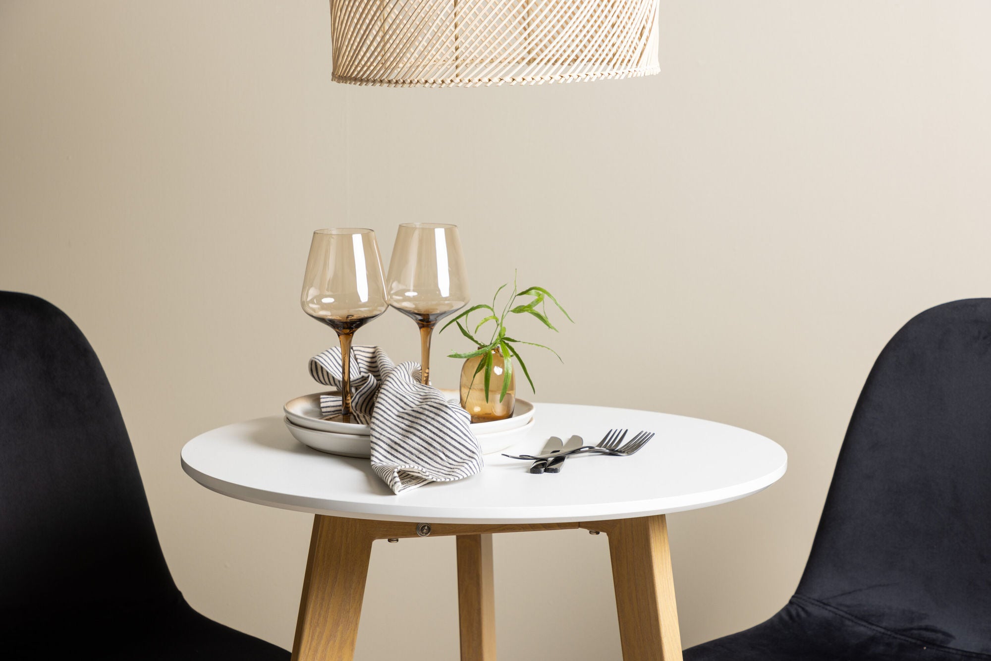Venture Home Leonora spisebord φ65 - Oaklook / White MDF +Polar Spisebordsstol - Black legs / Black Velvet _2