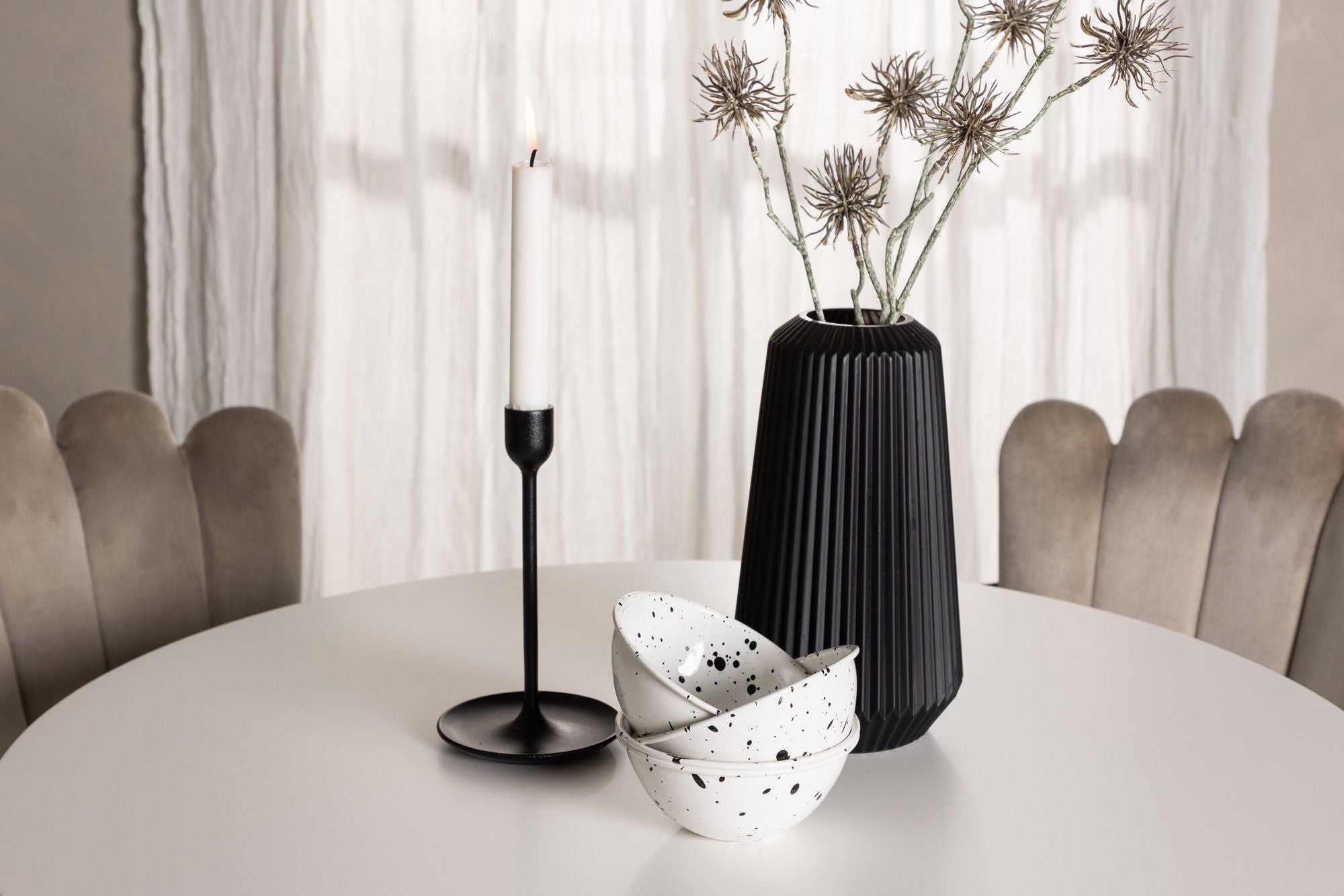 Venture Home Hamden spisebord - White MDF+Limhamn Light stol - Black / Beige Velvet_4