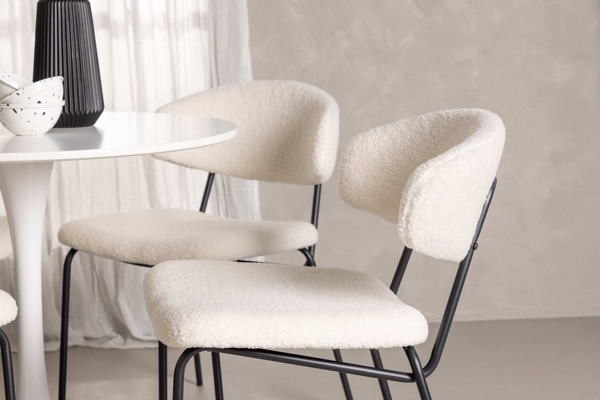 Venture Home Hamden spisebord - White MDF+Chico Spisebordsstol - Black / White Boucle_4