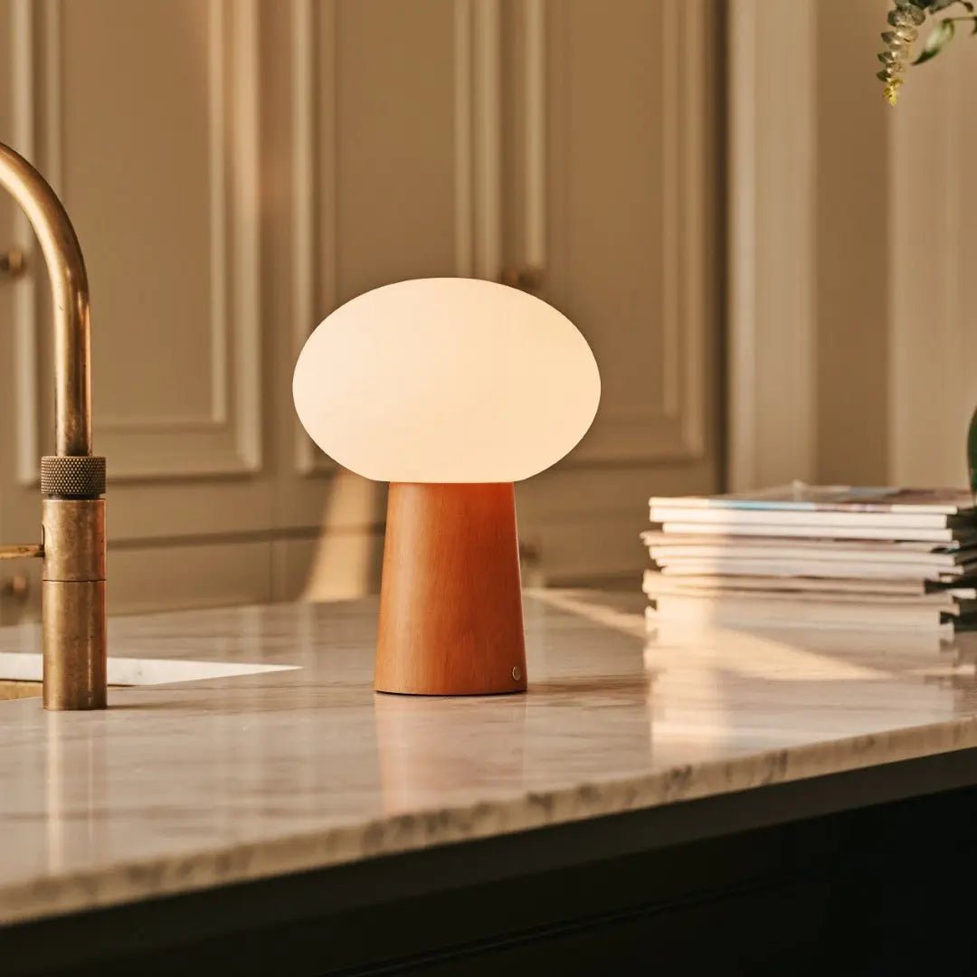 Max Chestnut Brown genopladelig træ bordlampe