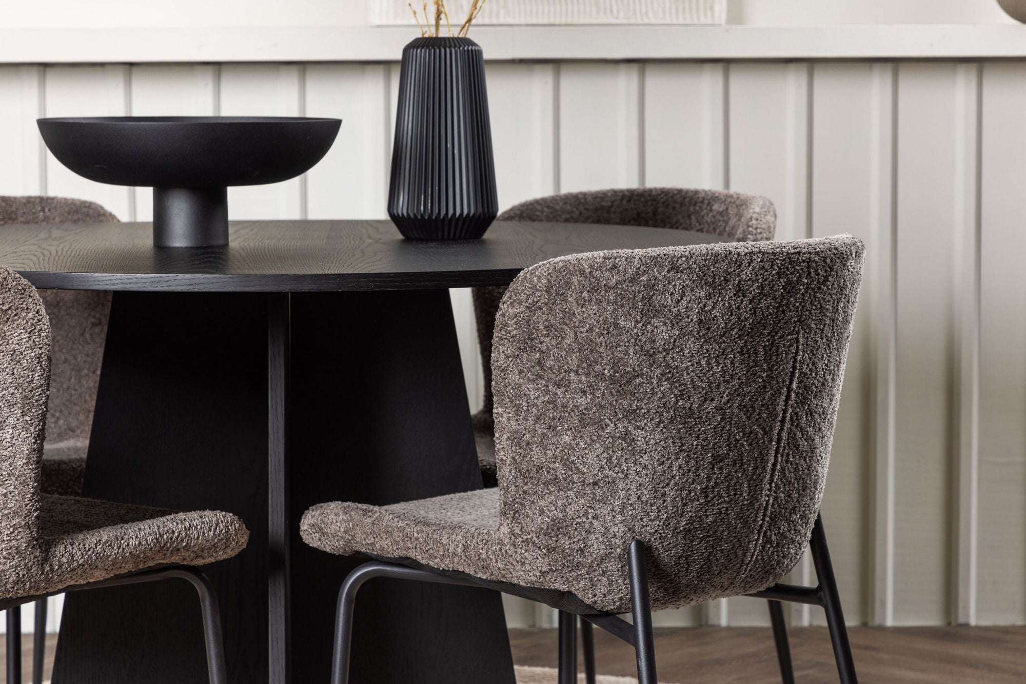 Venture Home Bootcut rund spisebord - Black / Black Fanéer +Modesto Spisebordsstol - Grey / Smoked Black Boucle _4