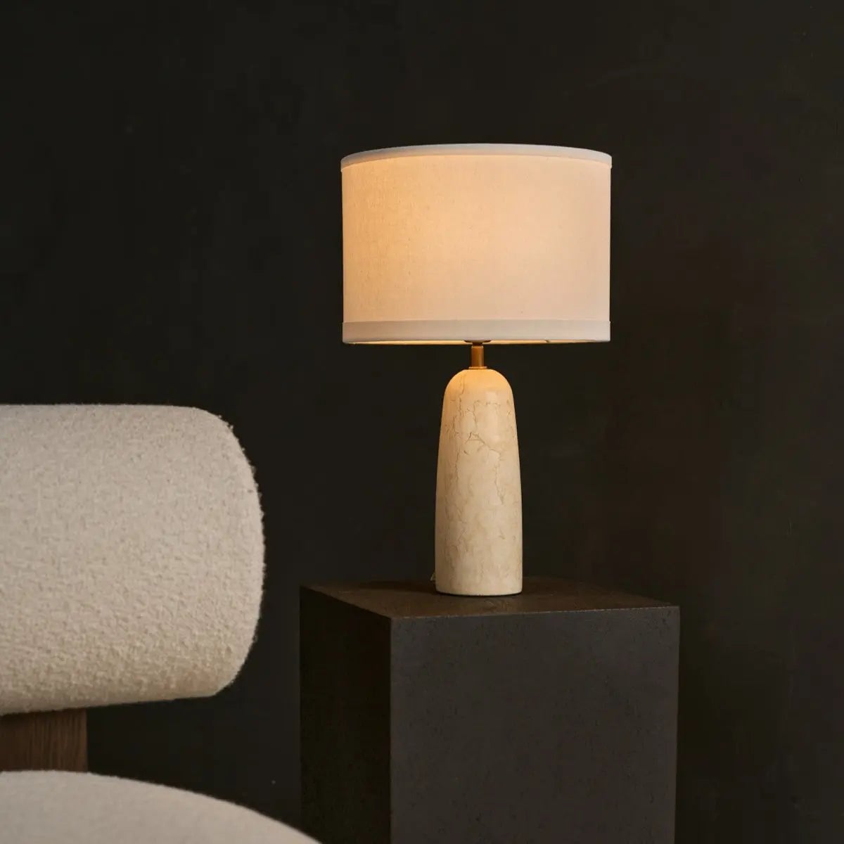 Charlotte marmor bordlampe