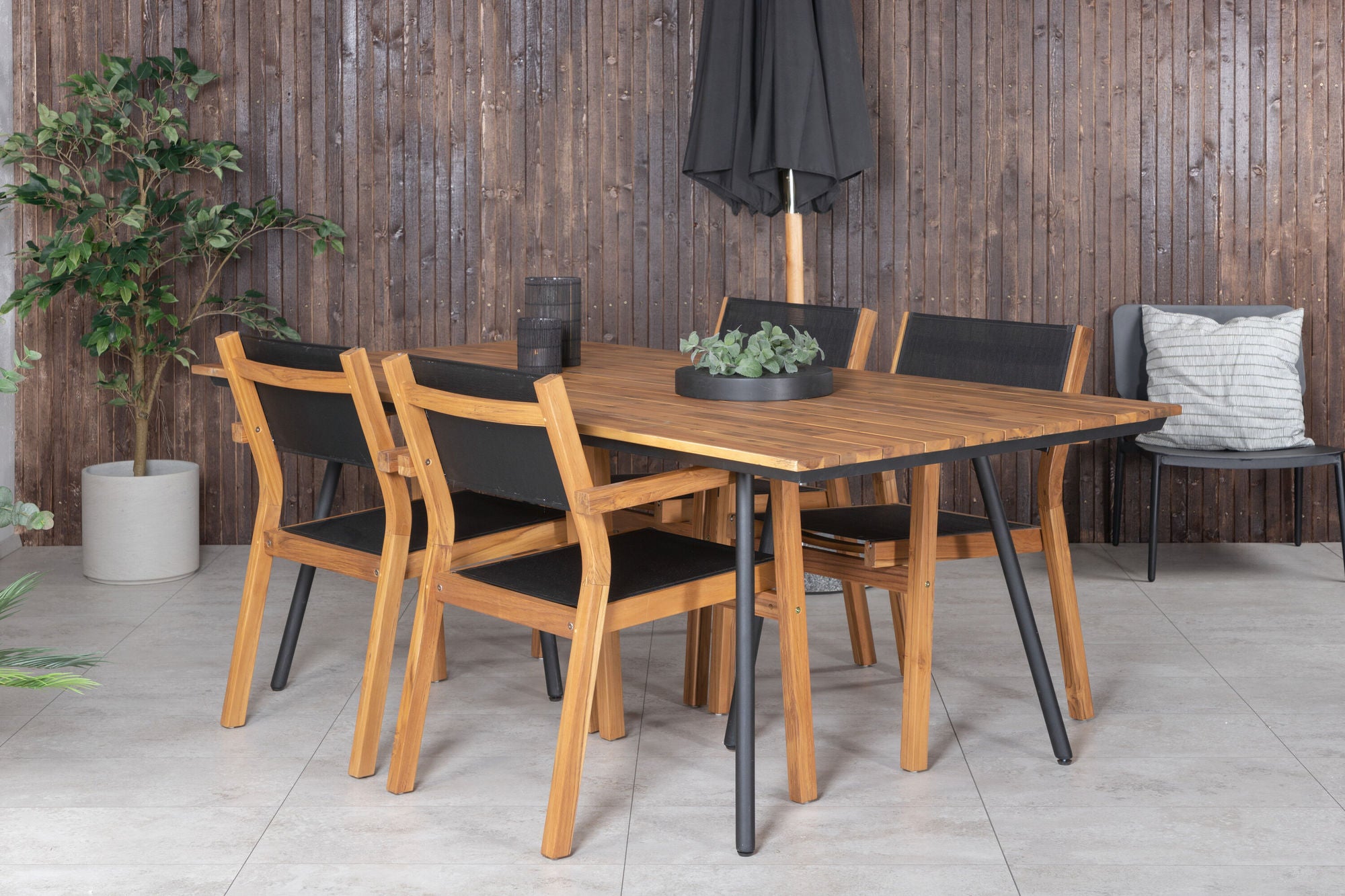 Venture Home Chan spisebord - Black Steel / Acacia (teak look) - 200cm+Venice Stackingchair - Teak / Black textilene_4