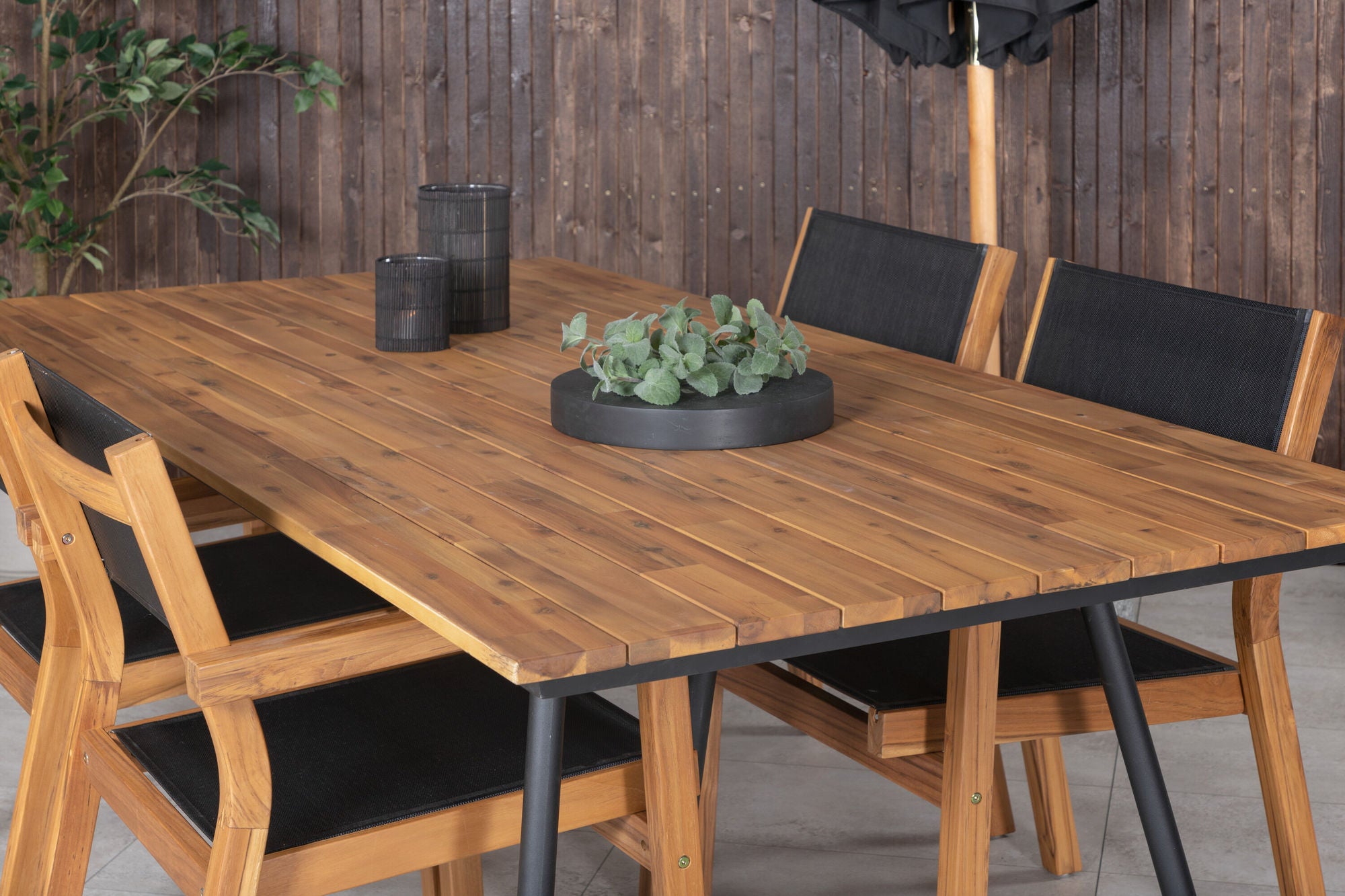 Venture Home Chan spisebord - Black Steel / Acacia (teak look) - 200cm+Venice Stackingchair - Teak / Black textilene_4