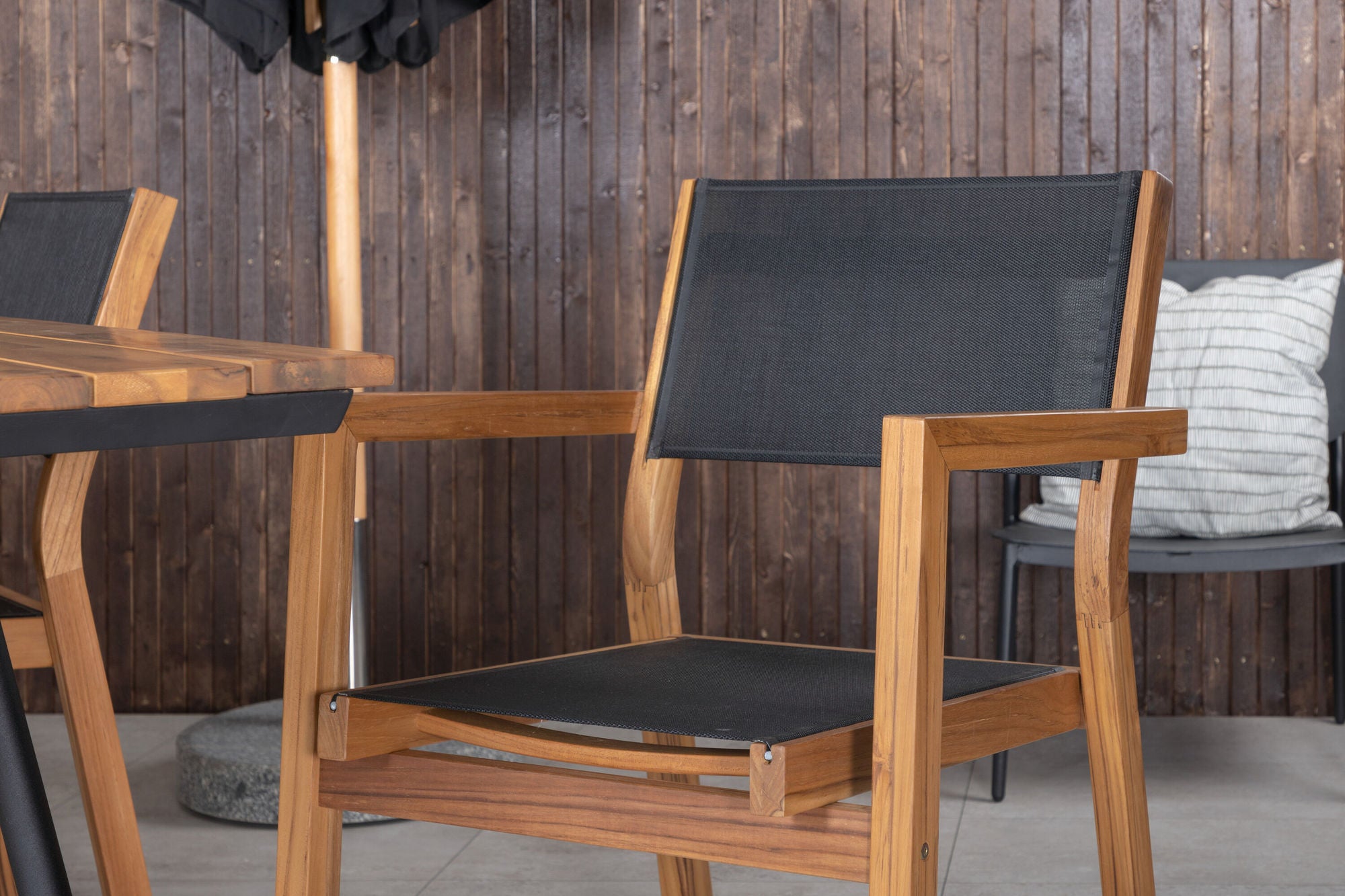 Venture Home Chan spisebord - Black Steel / Acacia (teak look) - 200cm+Venice Stackingchair - Teak / Black textilene_4