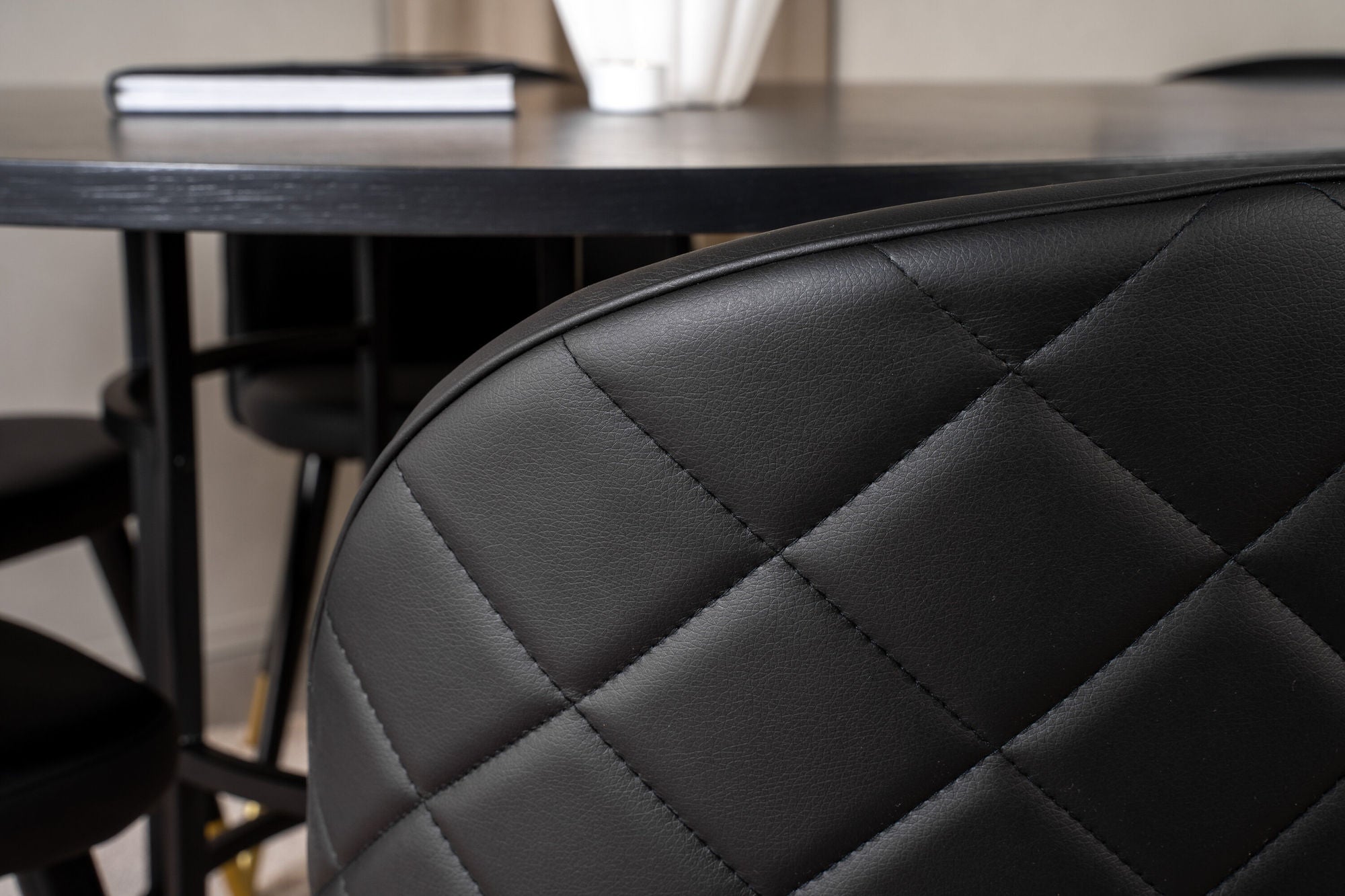 Venture Home Copenhagen - spisebord round - Black / Black+Velvet dining chair brass w. stiches in back - Black / PU _6