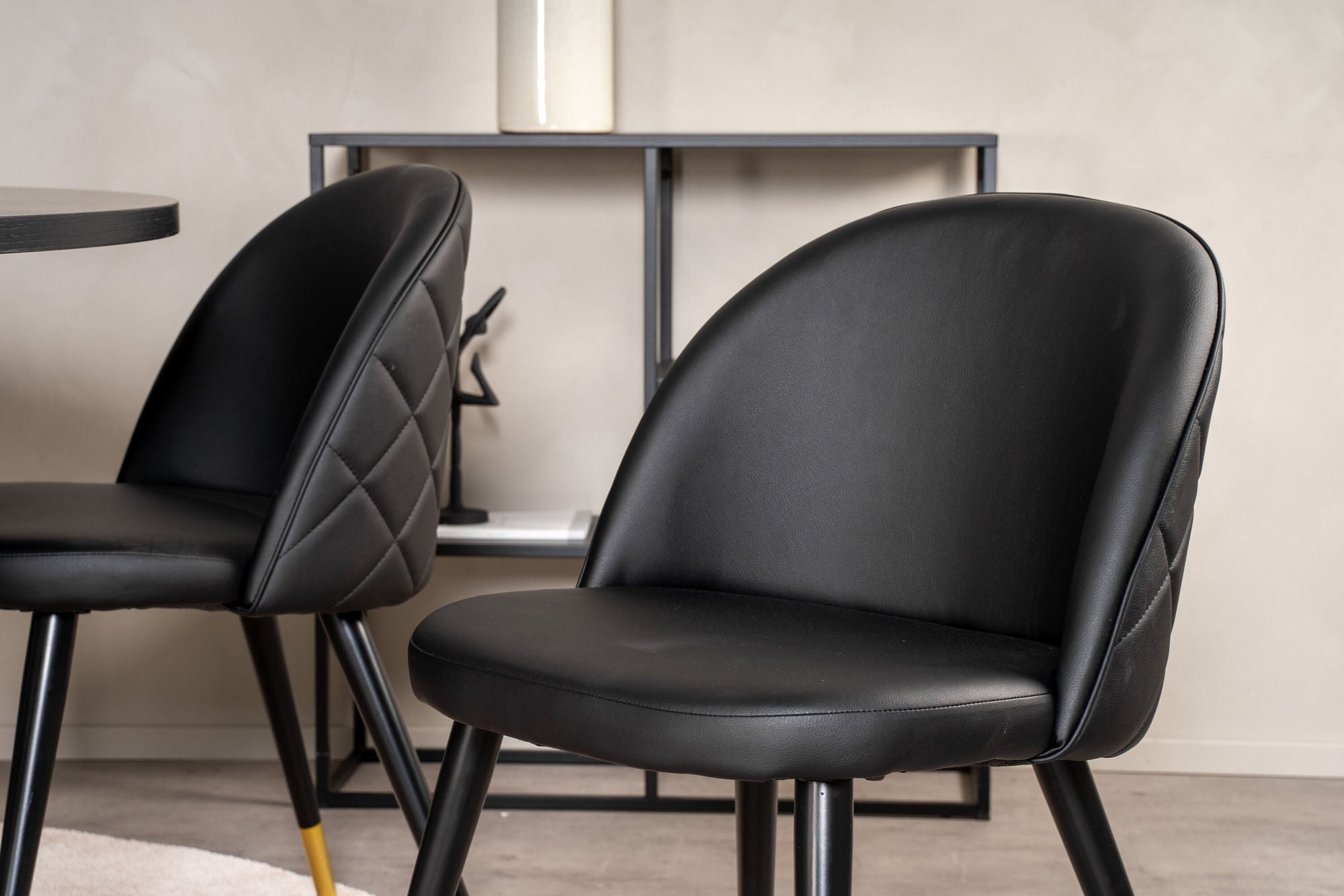 Venture Home Copenhagen - spisebord round - Black / Black+Velvet dining chair brass w. stiches in back - Black / PU _6