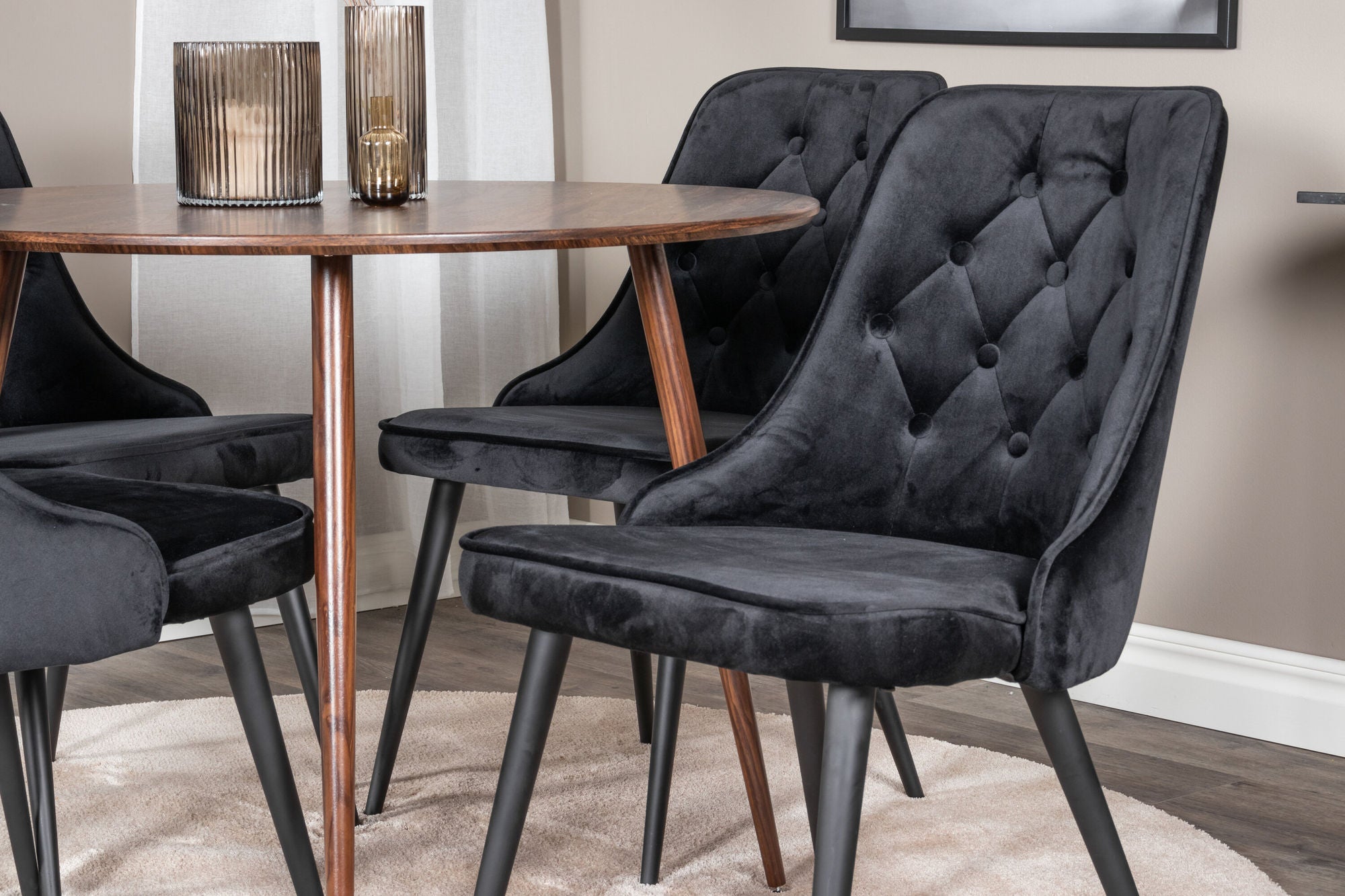 Venture Home Plaza rund bord 100 cm - Walnut top - Walnut legs+Velvet Deluxe Spisebordsstol