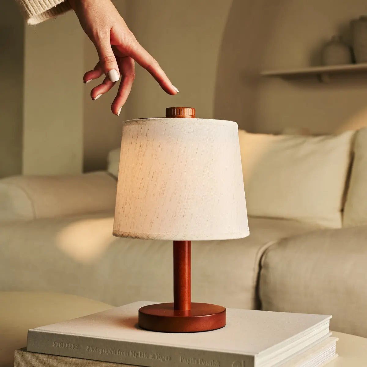 Rover Chestnut Brown genopladelig træ bordlampe