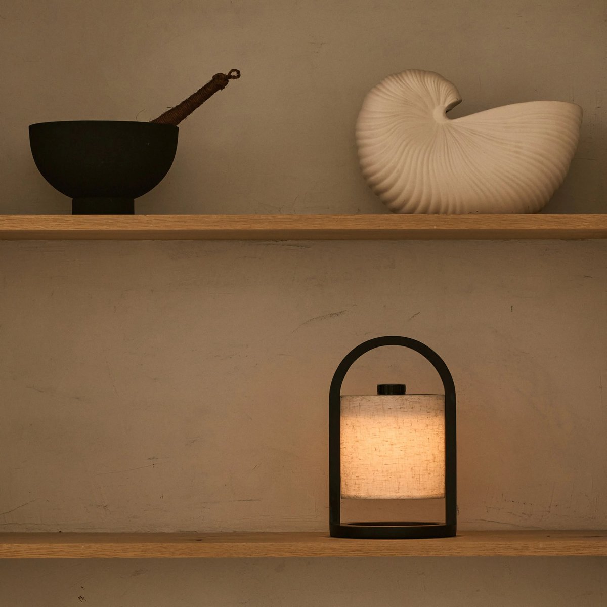 River Black genopladelig træ bordlampe