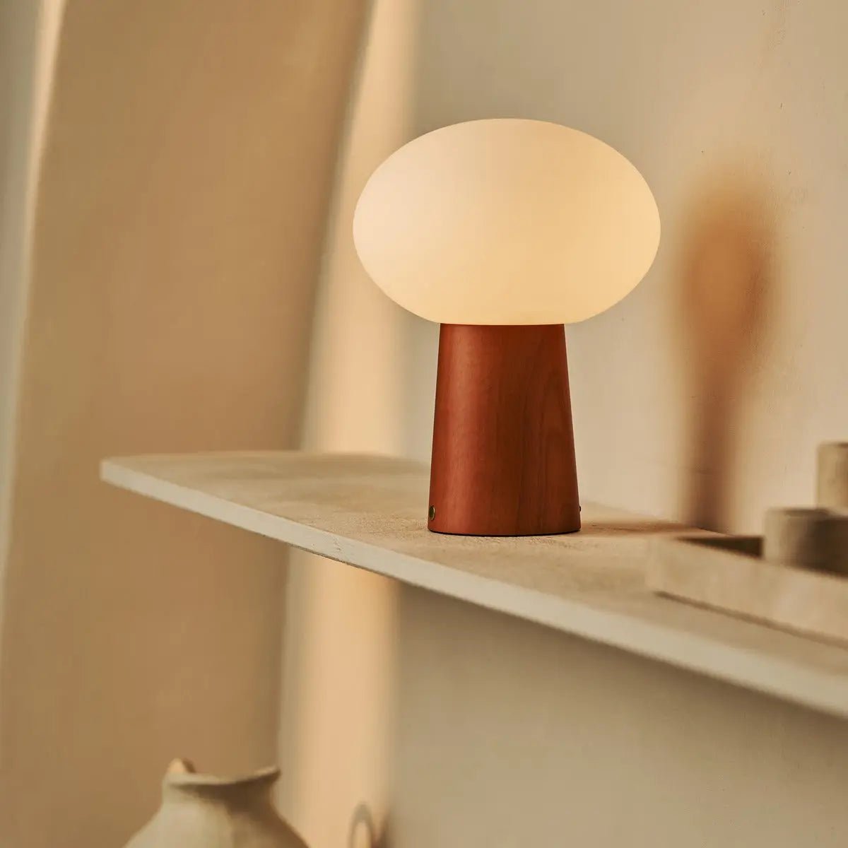 Max Chestnut Brown genopladelig træ bordlampe