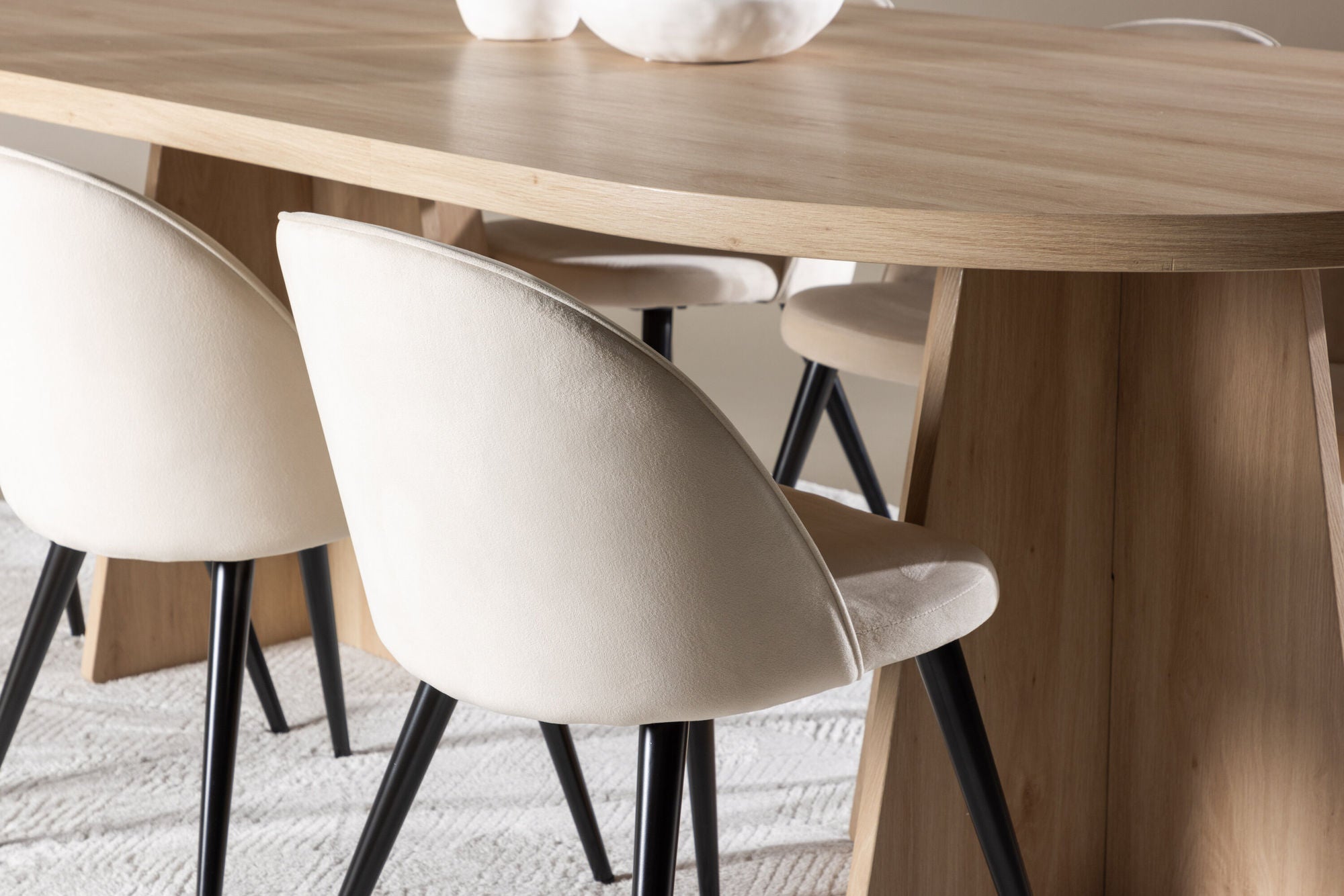 Venture Home Bootcut spisebord with Velvet Spisebordsstol