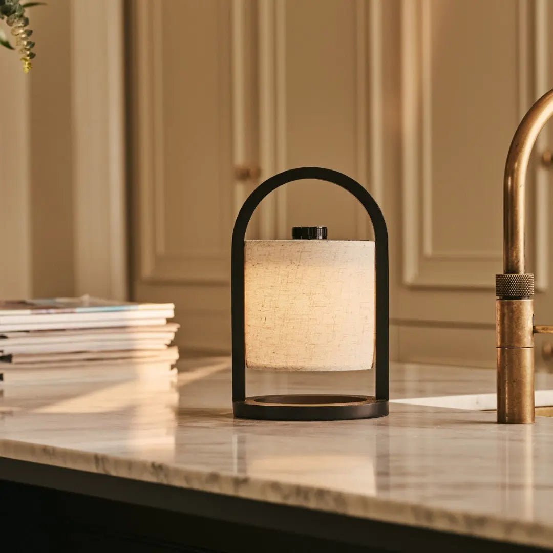 River Black genopladelig træ bordlampe