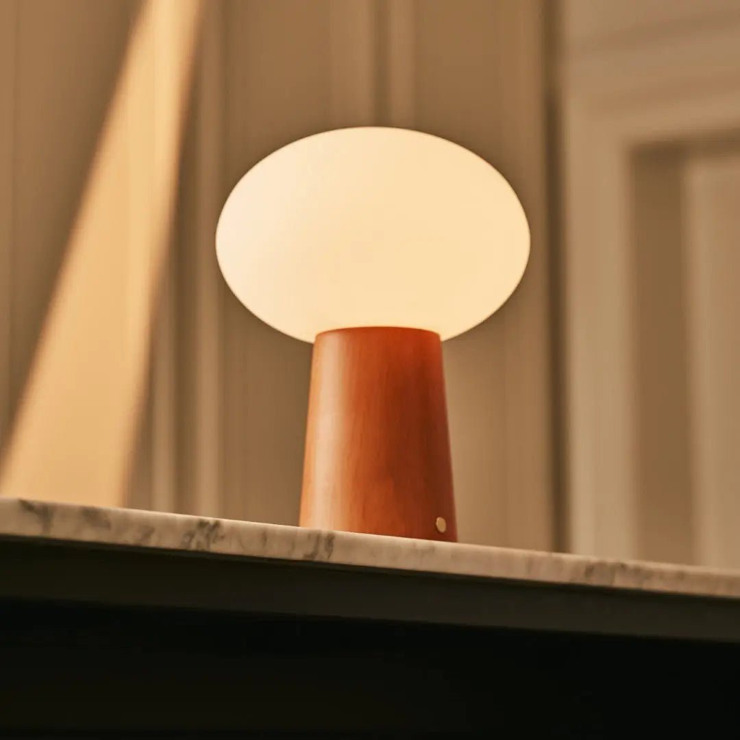 Max Chestnut Brown genopladelig træ bordlampe