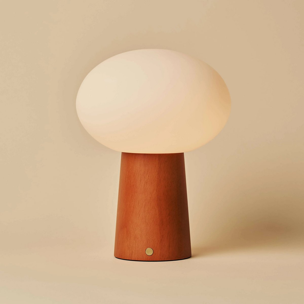 Max Chestnut Brown genopladelig træ bordlampe