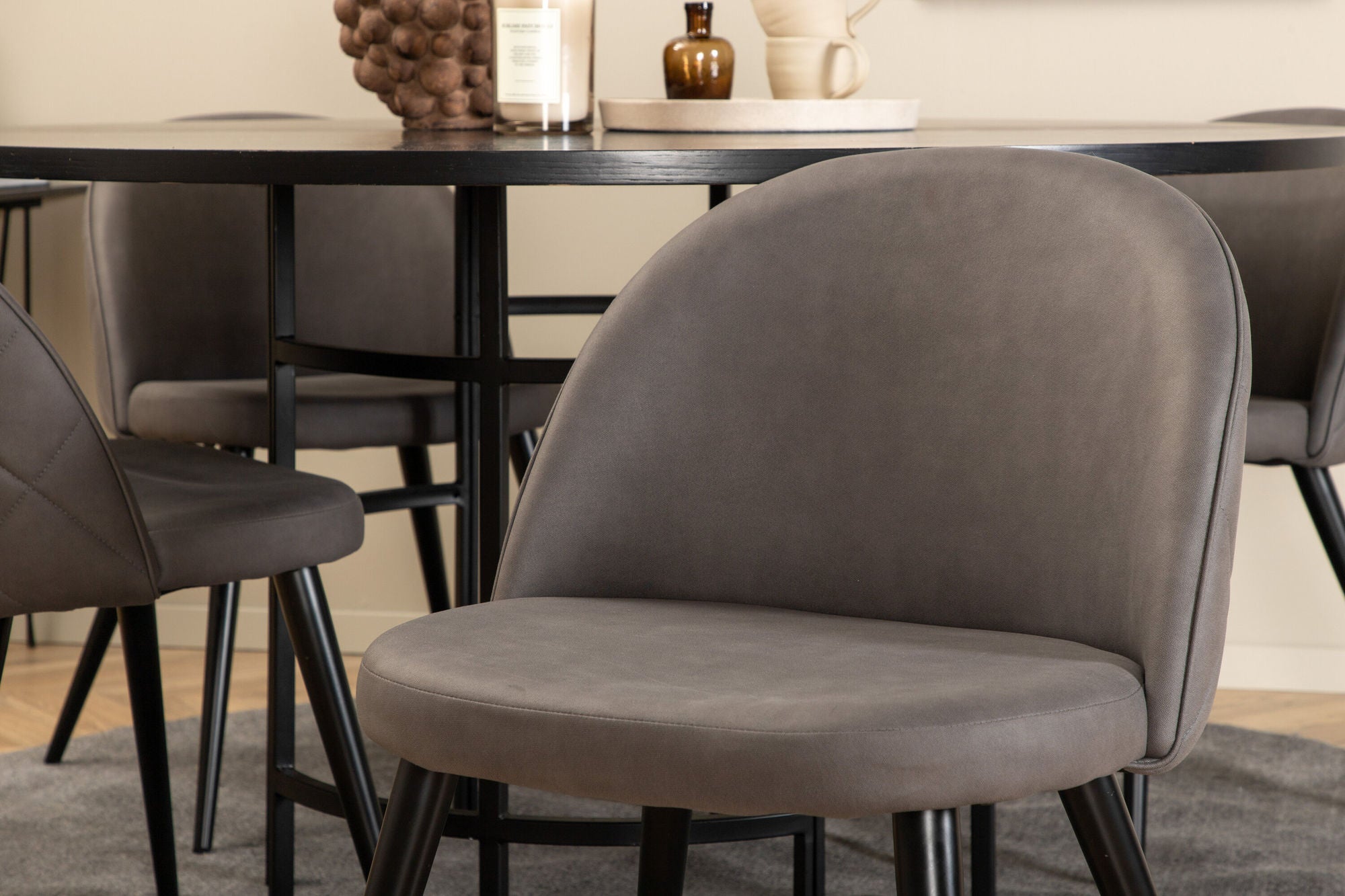 Venture Home Copenhagen - spisebord round - Black / Black+Velvet Stitches stol - Black / Grey Micro Fibre_4