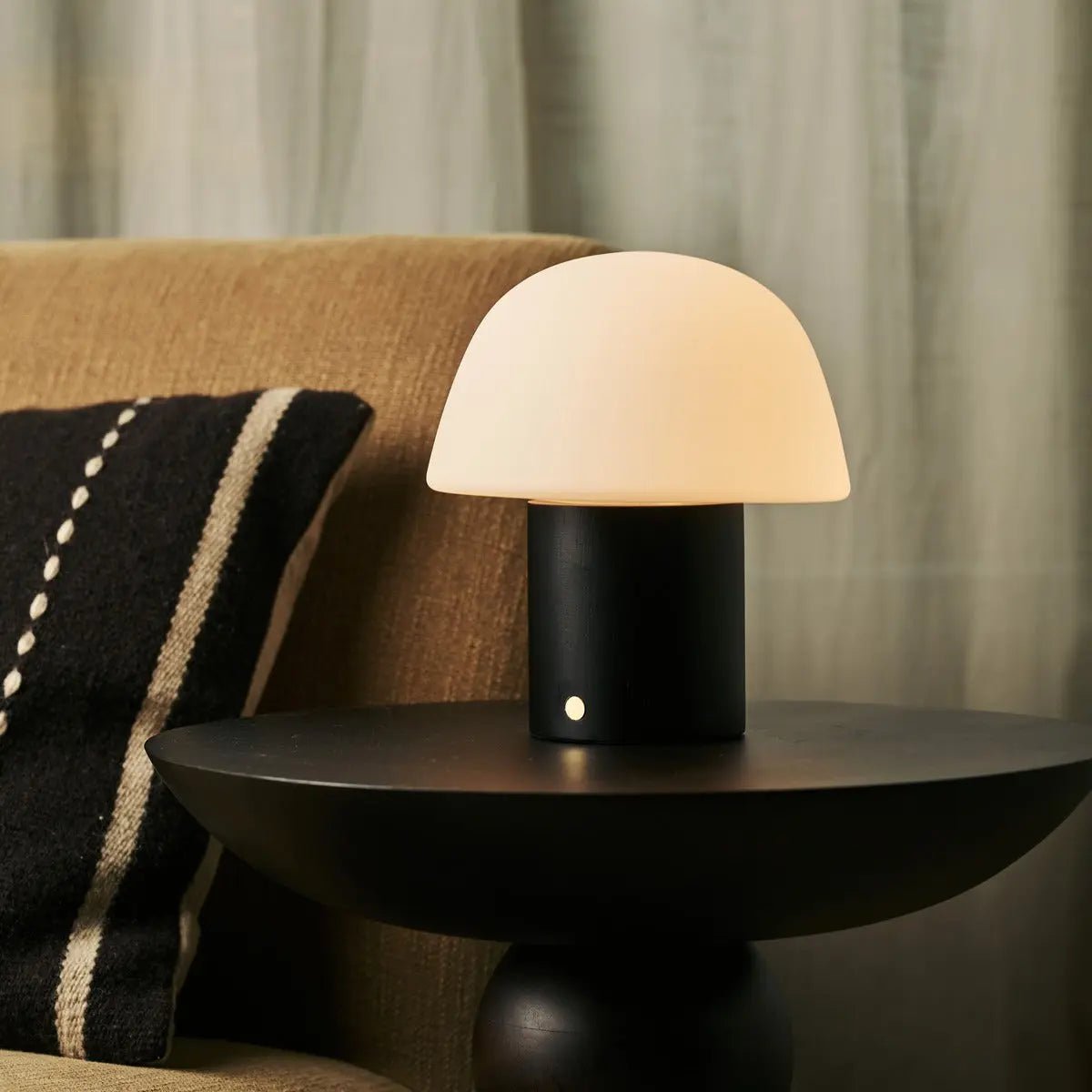 Yannick Black genopladelig bordlampe