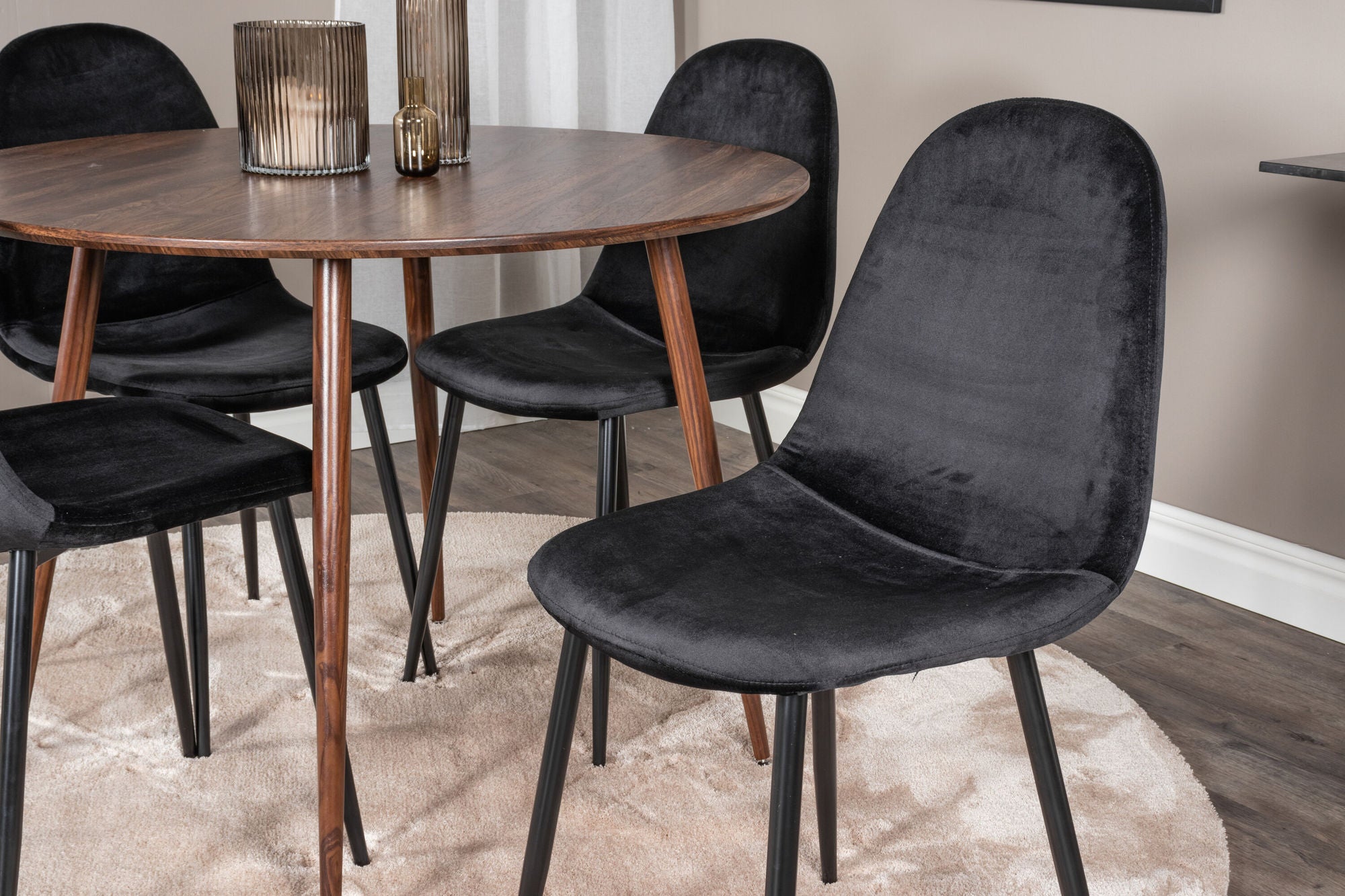 Venture Home Plaza rund bord 100 cm - Walnut top - Walnut legs+Polar Spisebordsstol - Black legs / Black Velvet (ersätter 19902-888)_4