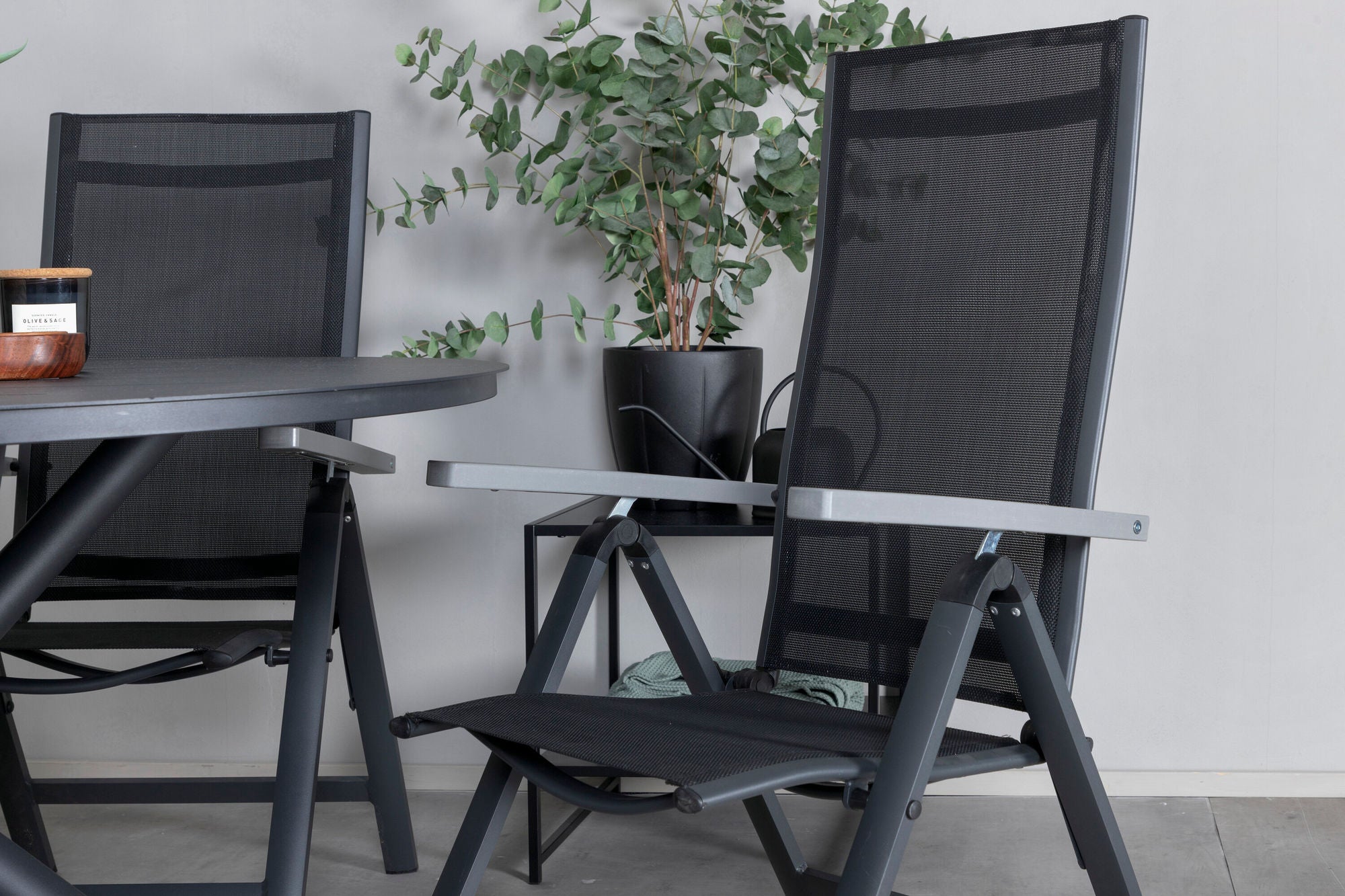 Venture Home Alma spisebord - Black Alu - ø120cm+Albany Light 5-pos - black / Black textilene and grey teak_4