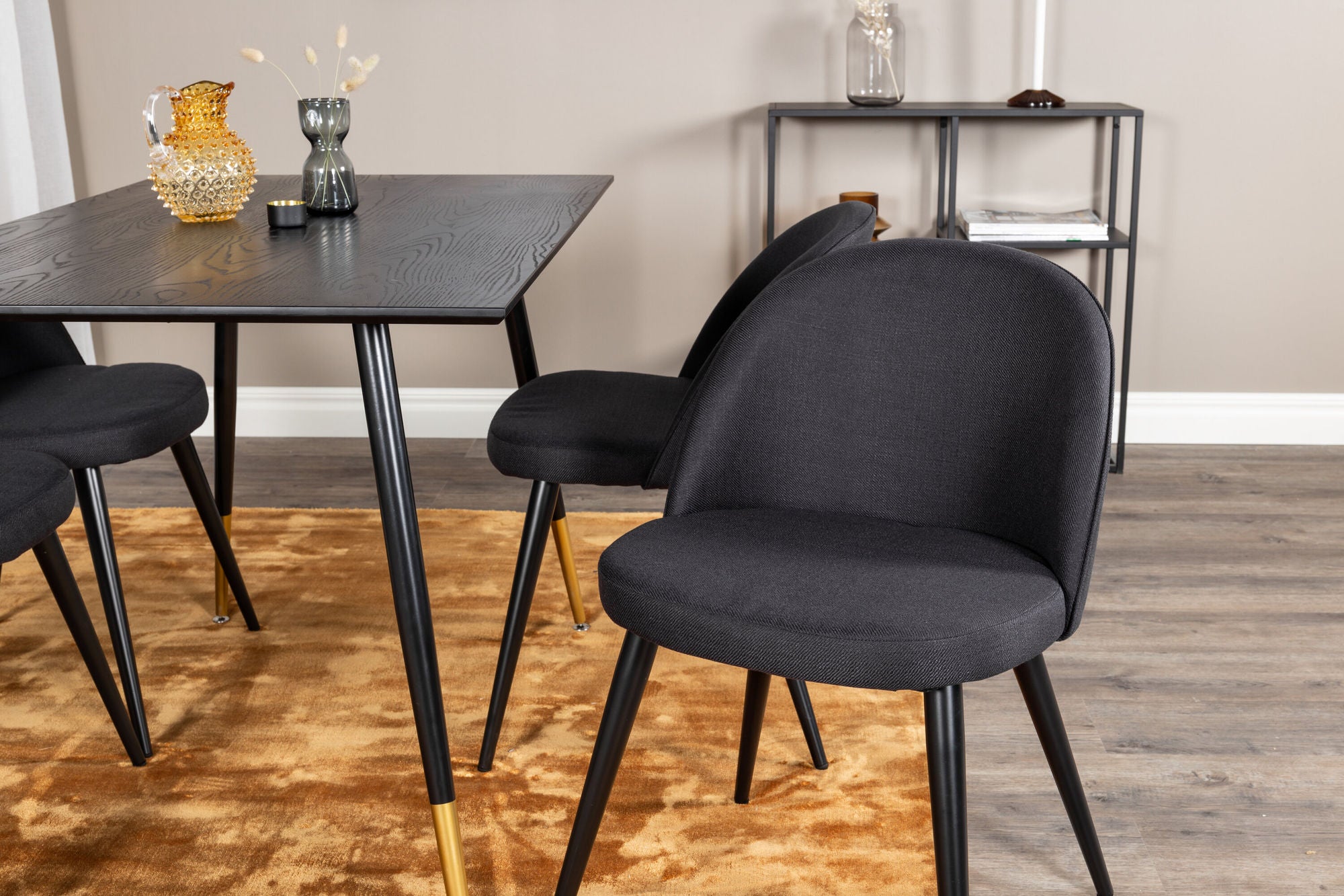 Venture Home Dipp spisebord - 120 cm - Black Veneer - Black Legs w. Brass dipp+Velvet Dining Chiar - Black legs- Black Fabric_4