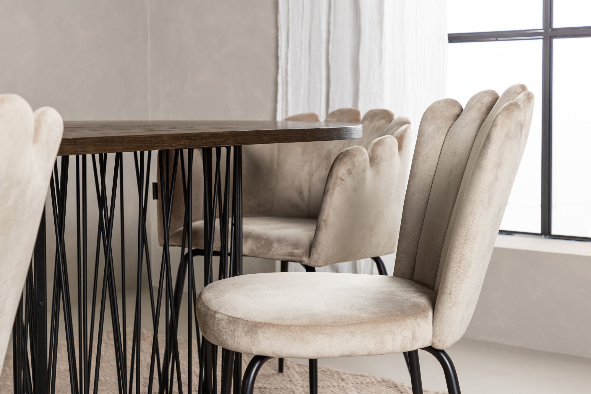 Venture Home Stone oval spisebord - Black / Mocca Veneer +Limhamn Light stol_4+ Limhamn stol - Black / Beige Velvet _2