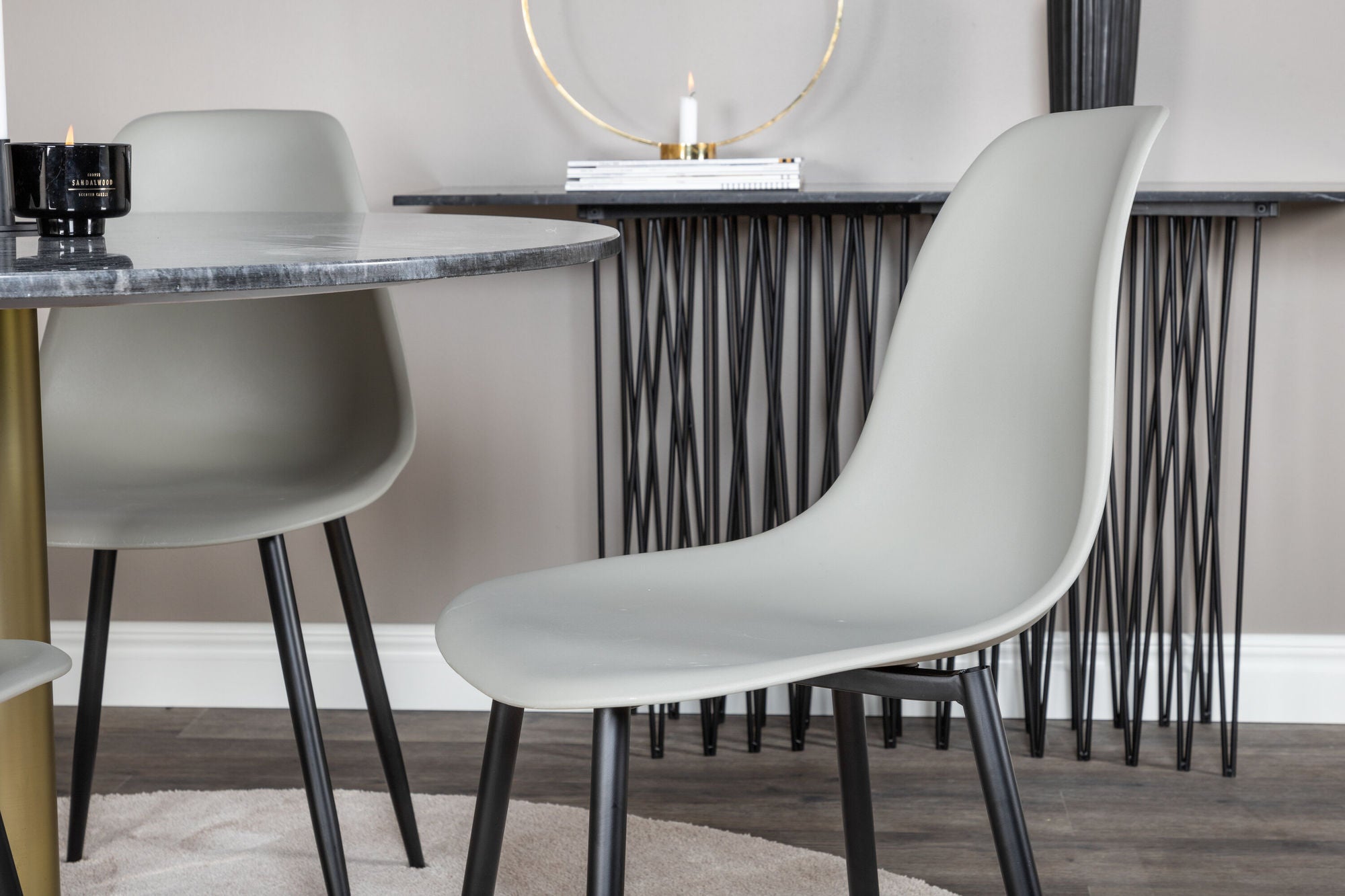 Venture Home Estelle rund spisebord ø106 H75 - Black / Brass+Polar Plastic Spisebordsstol - Black Legs / Grey Plastic_4