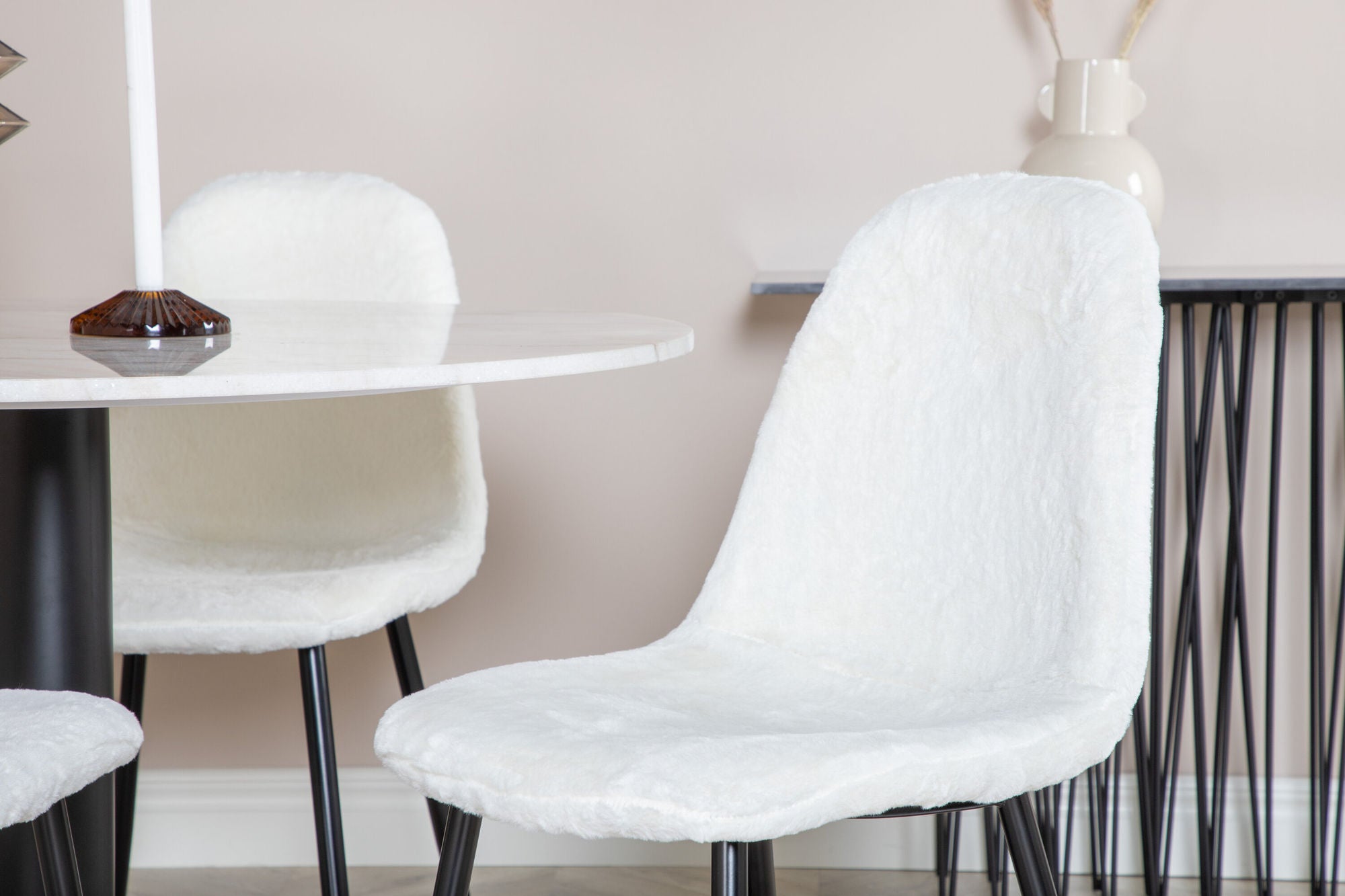 Venture Home Estelle rund spisebord ø106 H75 - White / Black+Polar Fluff Spisebordsstol - Black Legs - White Teddy _4
