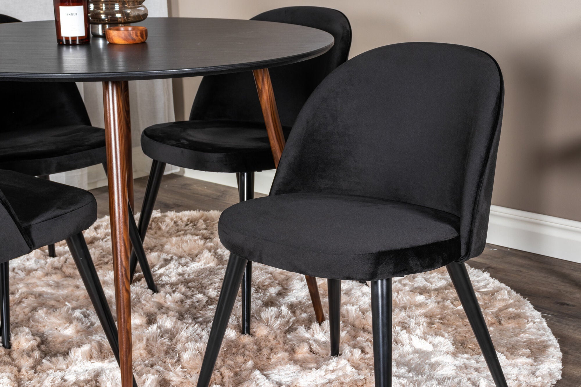 Venture Home Plaza rund bord 100 cm - Black Top - Walnut legs+Velvet Spisebordsstol - Black / Black_4