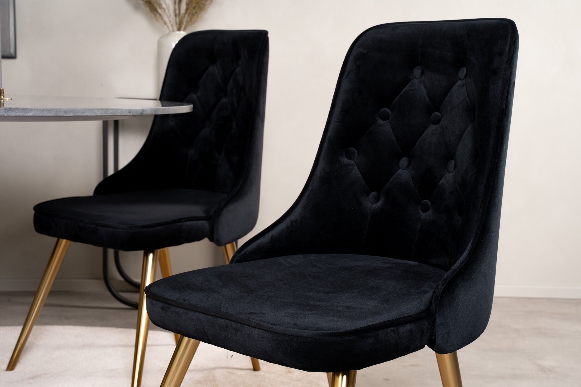 Venture Home Estelle spisebord round 106cm Grey Marble / Black Legs - Velvet Deluxe stol - Black/Matt Brass Leg 4
