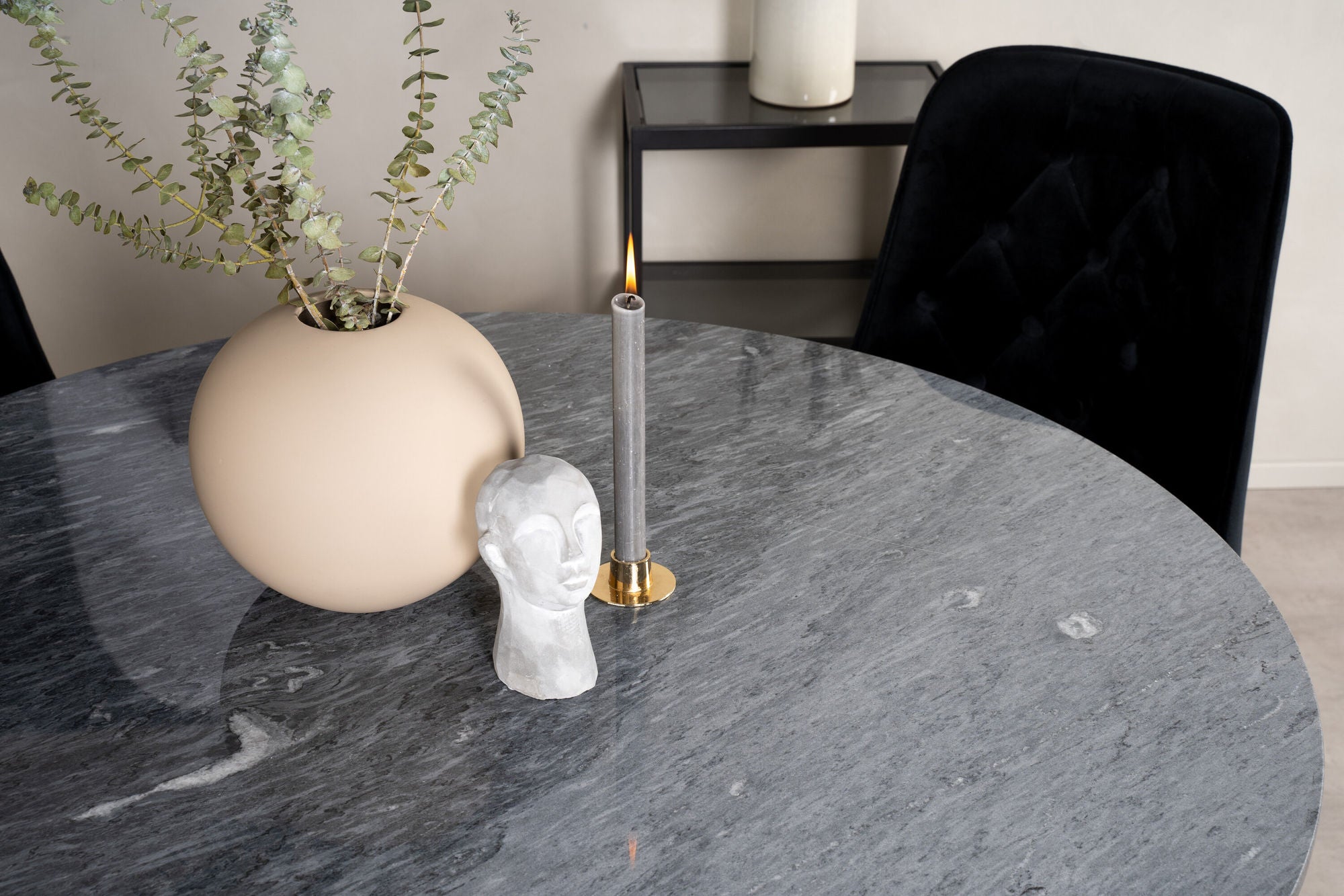 Venture Home Estelle spisebord round 106cm Grey Marble / Black Legs - Velvet Deluxe stol - Black/Matt Brass Leg 4