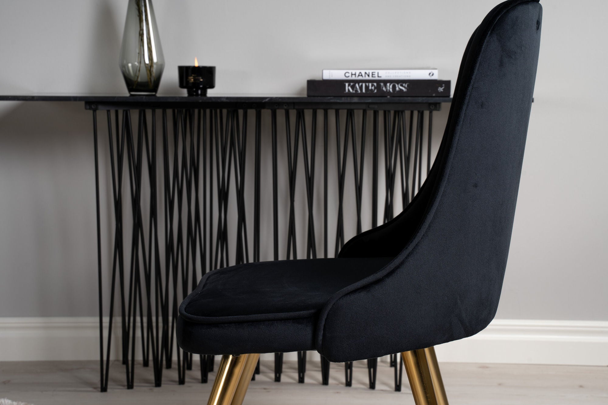 Venture Home Dipp spisebord - 115cm - Black Veneer / black legs w brass dipp - Velvet Deluxe stol - Black/Matt Brass Leg 4