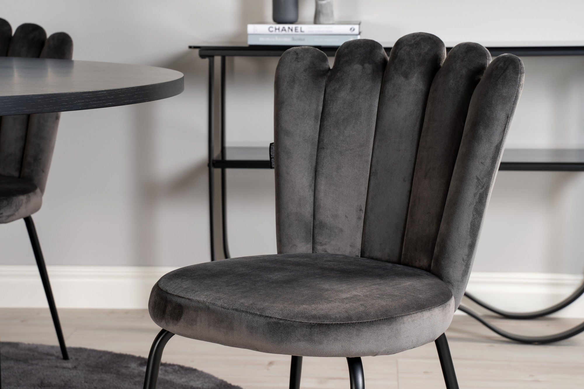 Venture Home Copenhagen - spisebord round - Black / Black - Limhamn stol - Grey 4