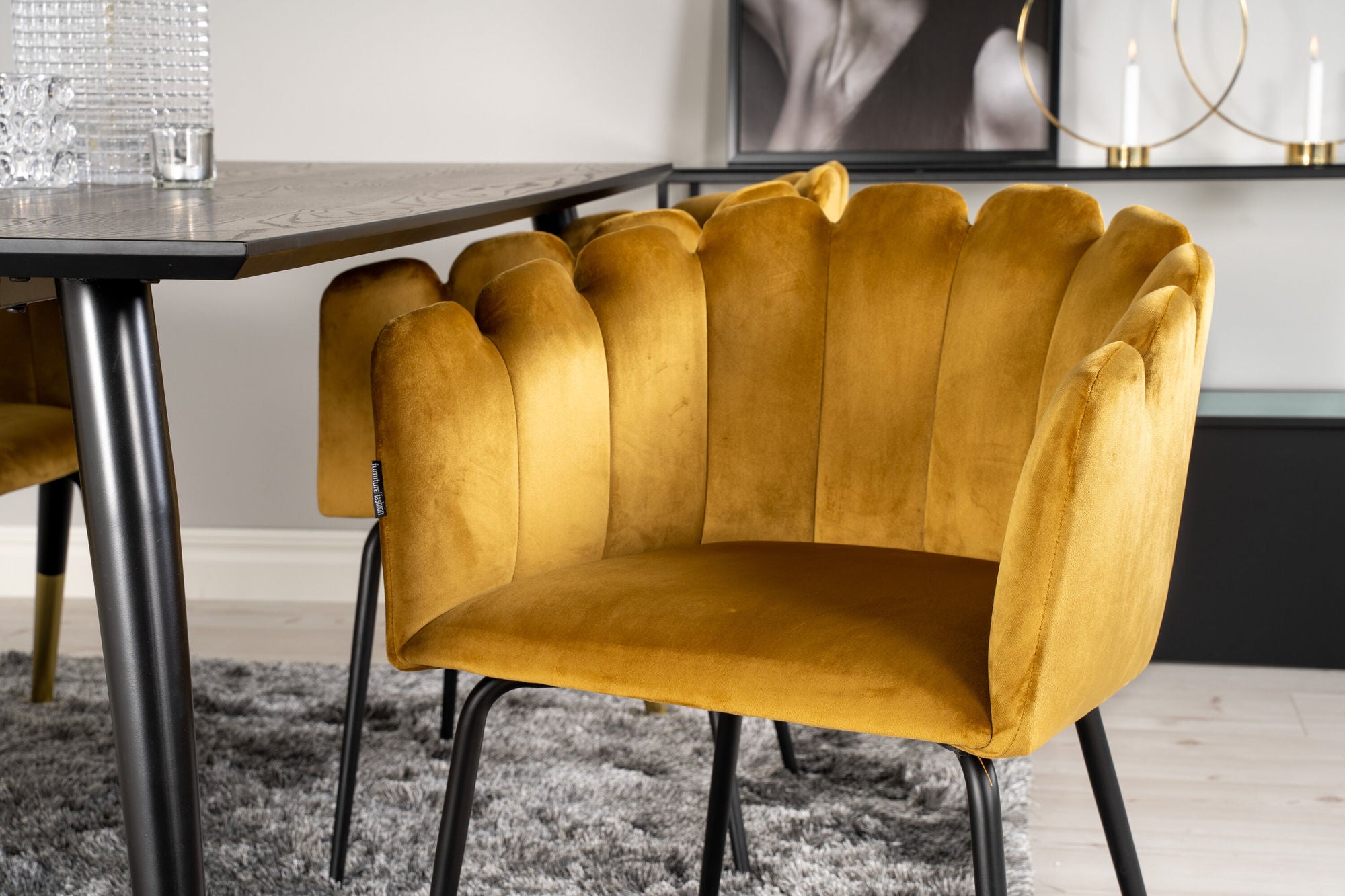 Venture Home Dipp spisebord - 180*90cm - Black Veneer / black legs w brass dipp +Limhamn - stol - Gold Velvet_4