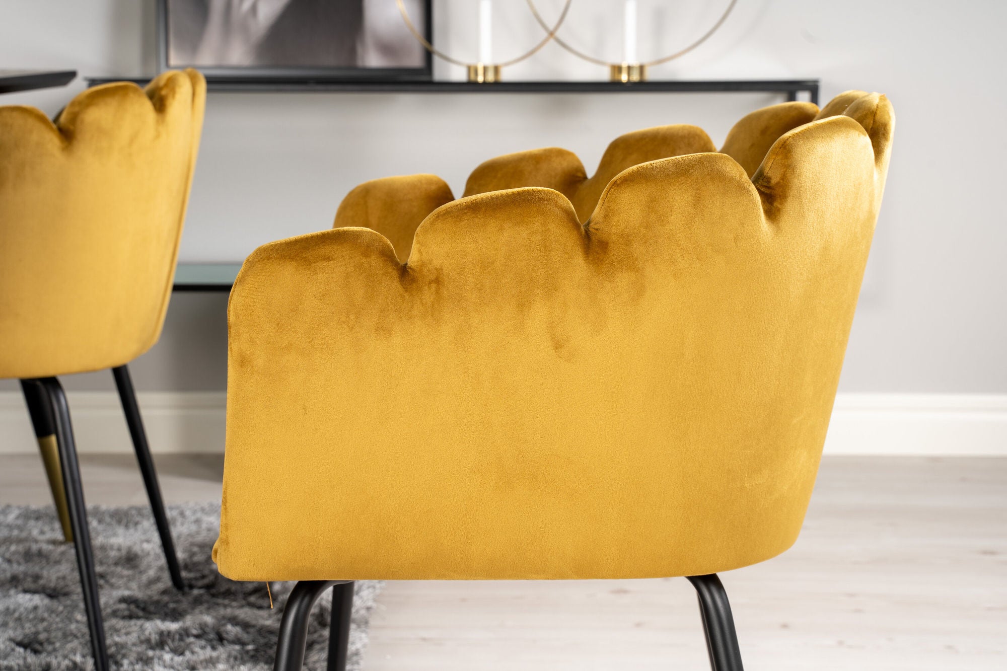 Venture Home Dipp spisebord - 180*90cm - Black Veneer / black legs w brass dipp +Limhamn - stol - Gold Velvet_4