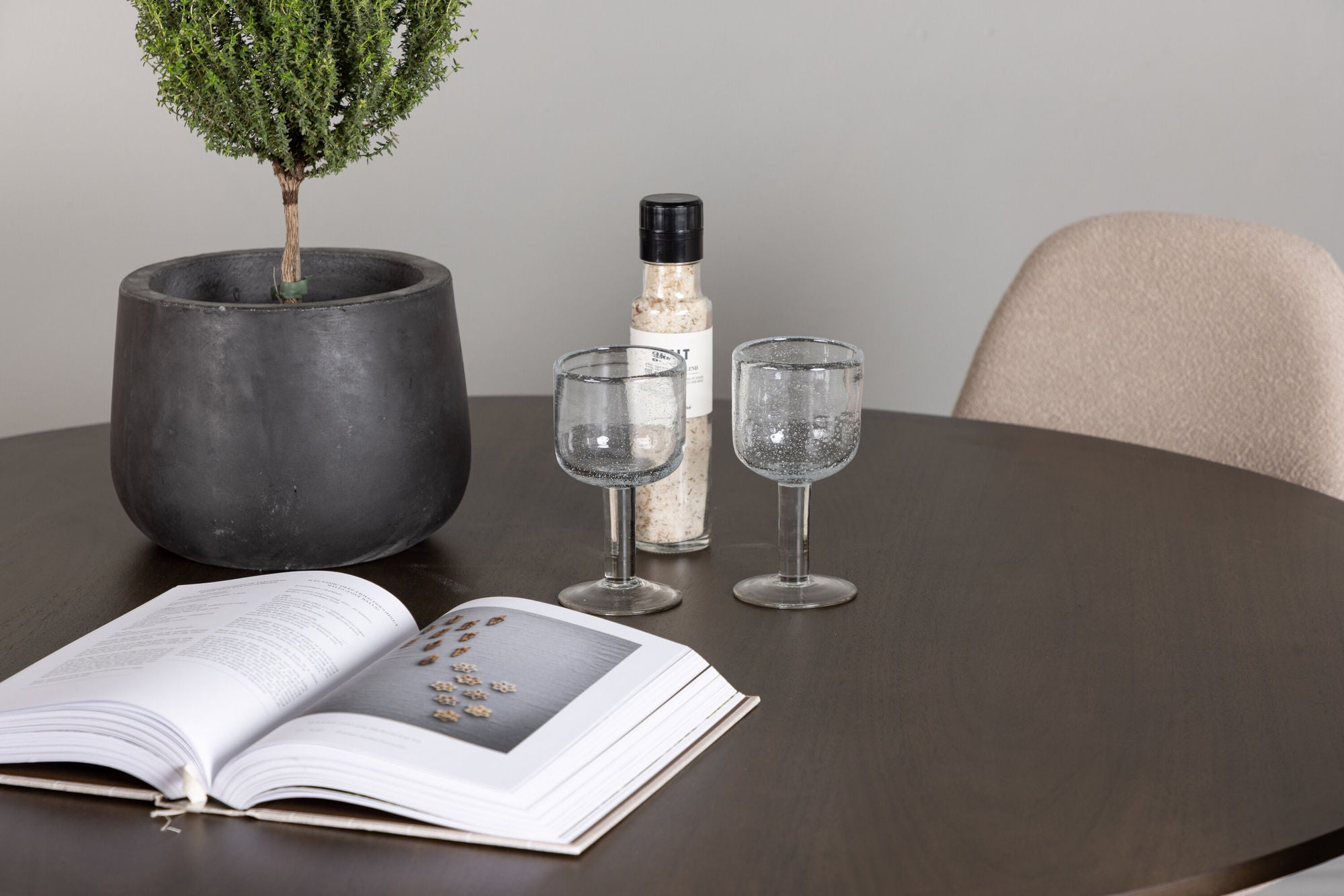 Venture Home Kaseidon spisebord - rund - Rubberwood / Dark Brown MDF +Polar Spisebordsstol - Black / Beige Boucle _4
