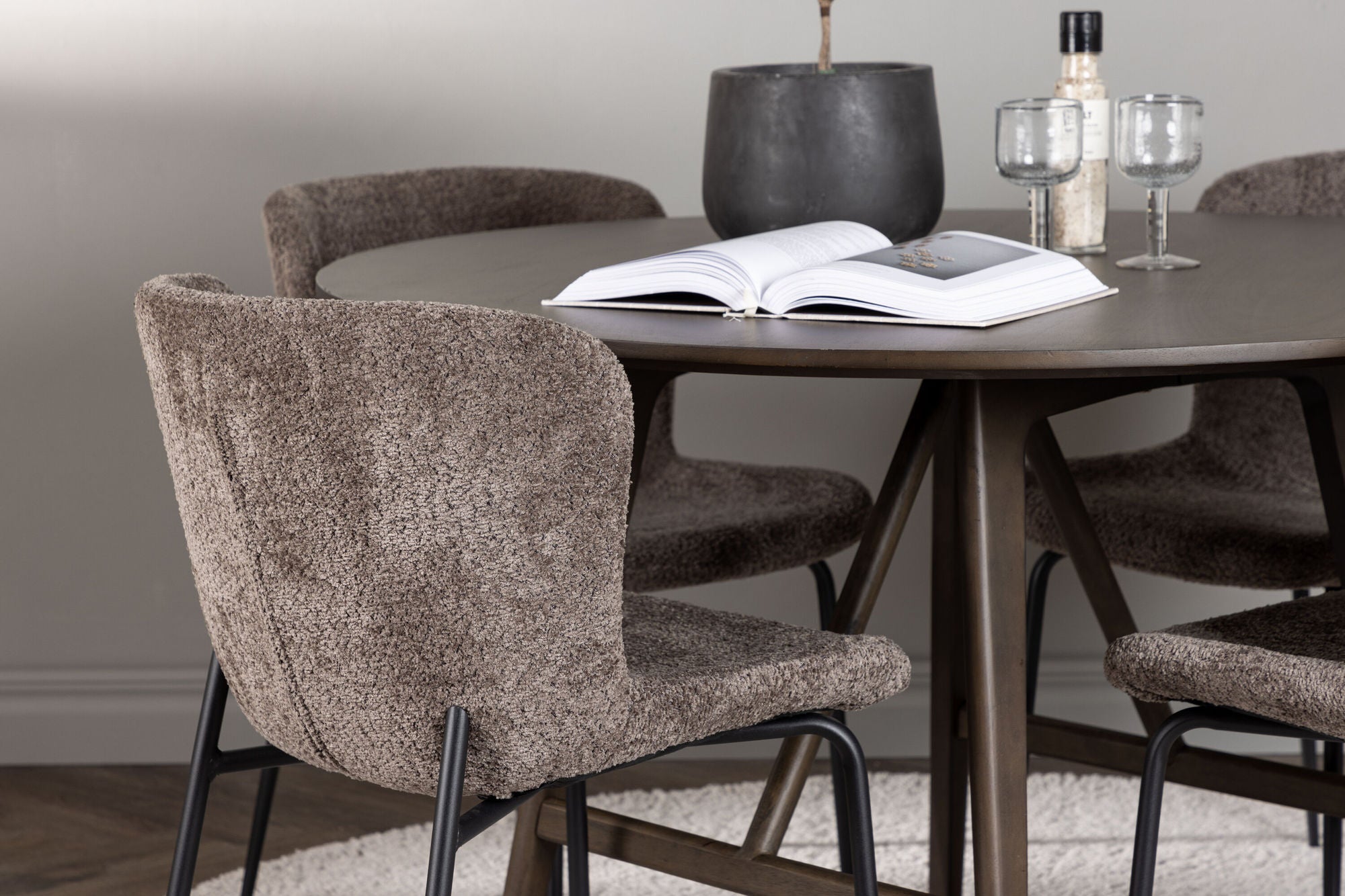 Venture Home Kaseidon spisebord - rund - Rubberwood / Dark Brown MDF +Modesto Spisebordsstol - Grey / Smoked Black Boucle _4