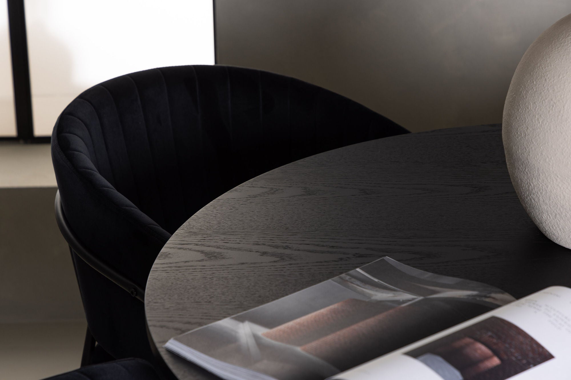 Venture Home Bootcut rund spisebord - Black / Black Fanéer +Selma Spisebordsstol - Black / Black Velvet _4