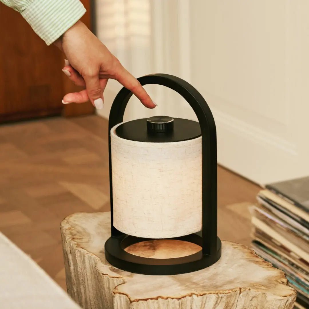 River Black genopladelig træ bordlampe