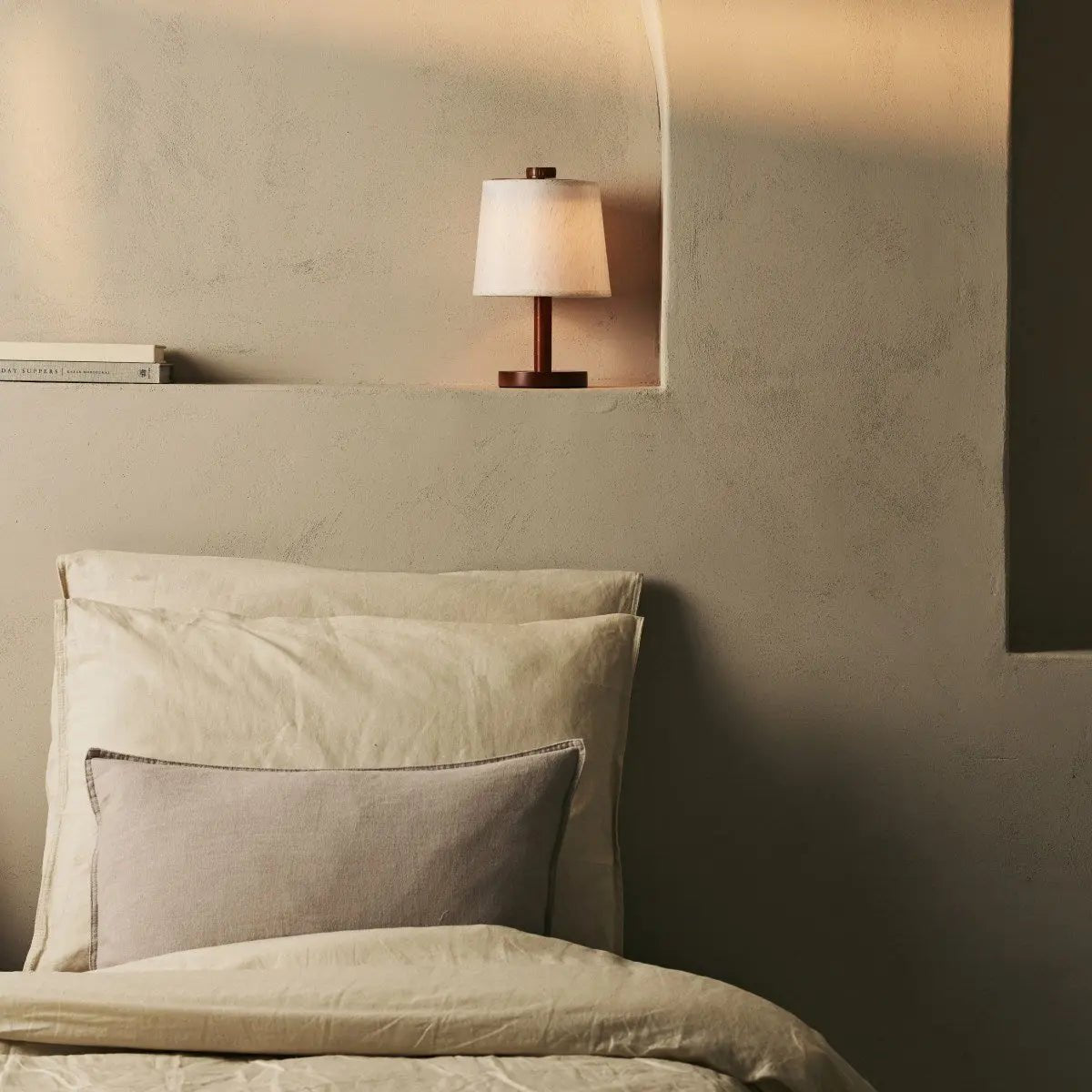Rover Chestnut Brown genopladelig træ bordlampe