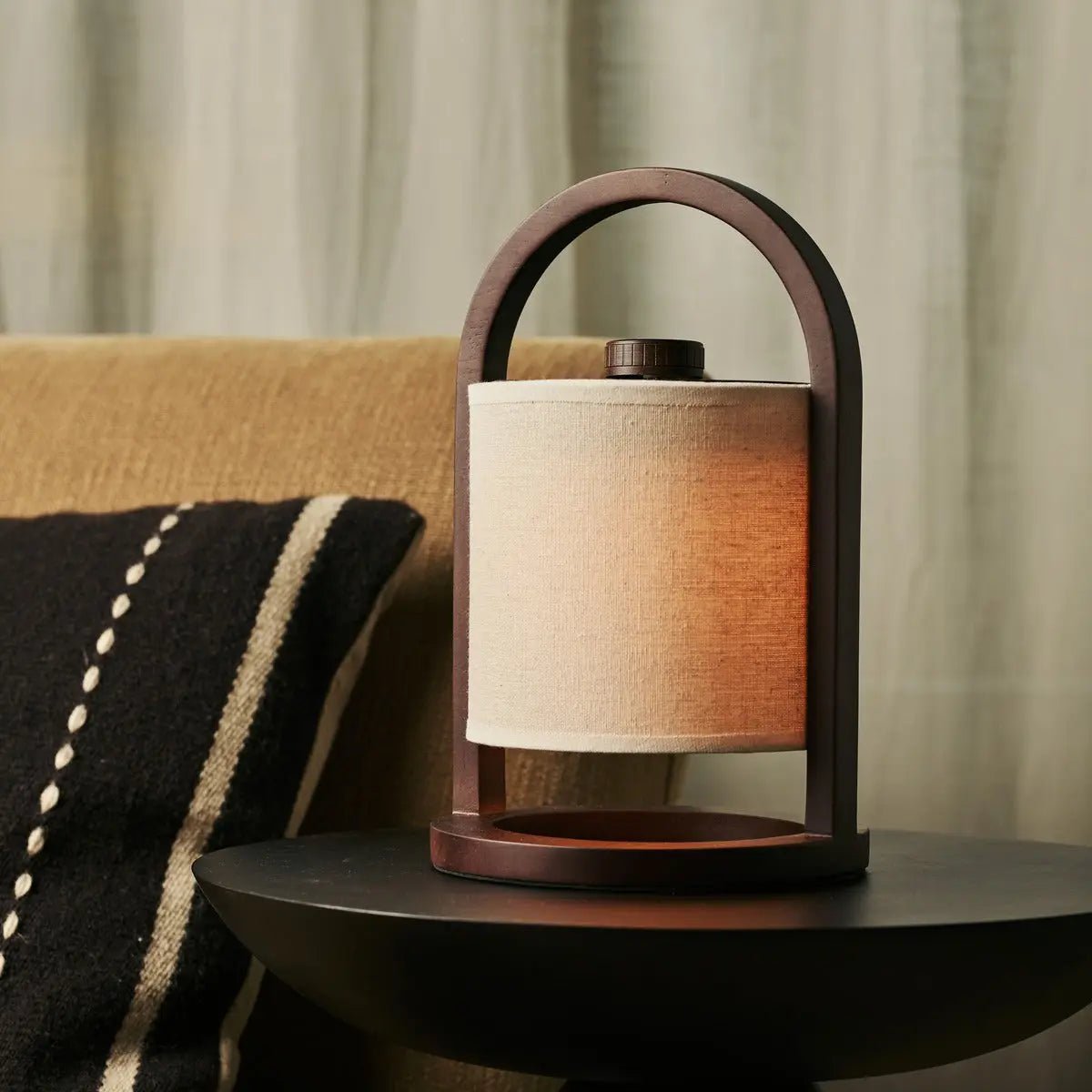 River Mørkebrun genopladelig træ bordlampe