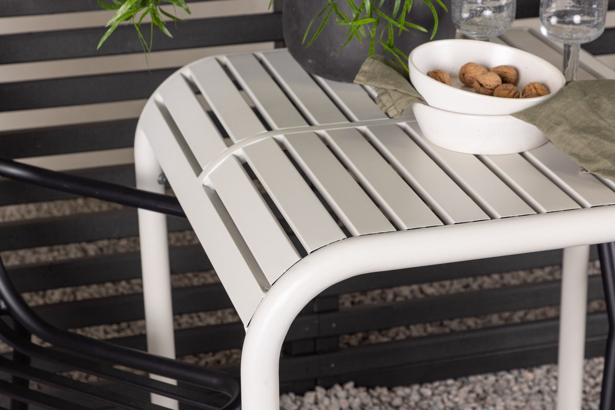 Venture Home Borneo Cafebord Aluminium - Beige / Kvadrat 70*70* +Peking Diningchair Aluminium - Black / _2