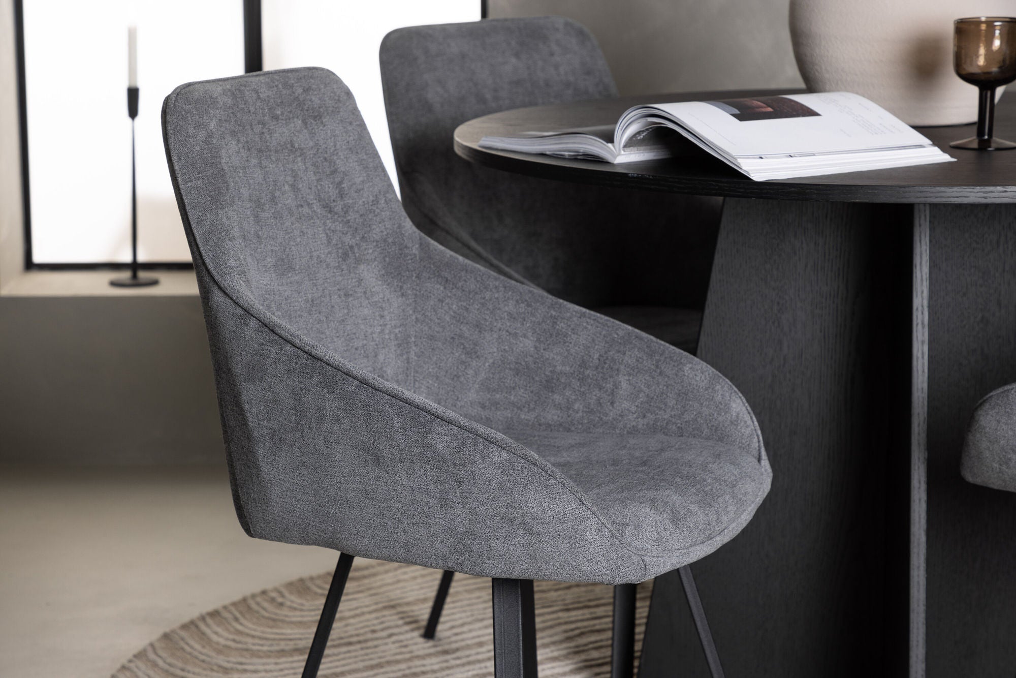 Venture Home Bootcut rund spisebord - Black / Black Fanéer +Rosie Spisebordsstol - Black / Dark grey Fabric _4