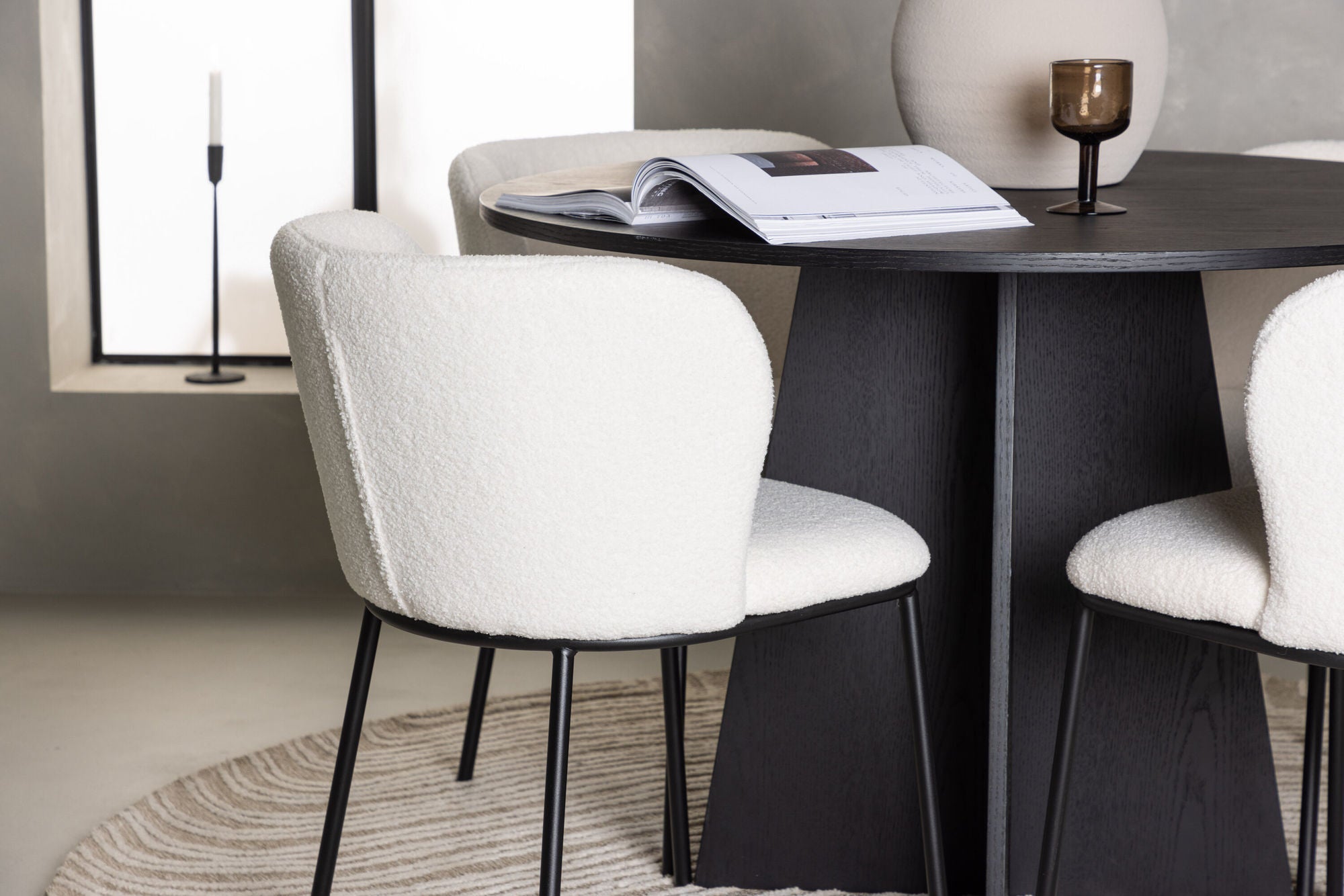 Venture Home Bootcut rund spisebord - Black / Black Fanéer +Edina Spisebordsstol - Black / White Boucle _4