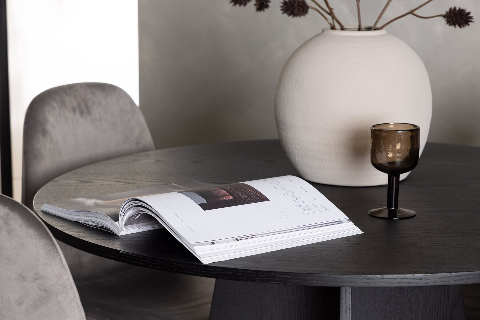 Venture Home Bootcut rund spisebord - Black / Black Fanéer +Eva Spisebordsstol - Light grey / Light grey Velvet _4