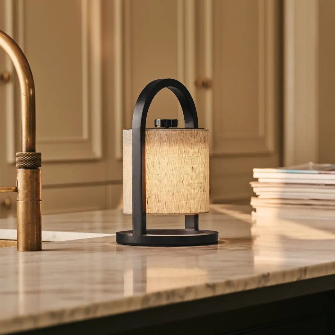 River Black & Grey genopladelig træ bordlampe