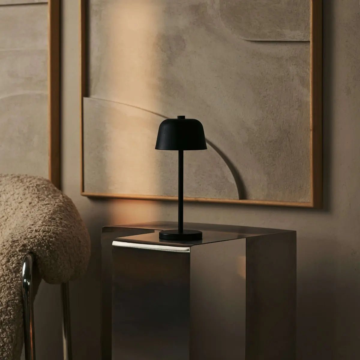 Anton Sort genopladelig bordlampe