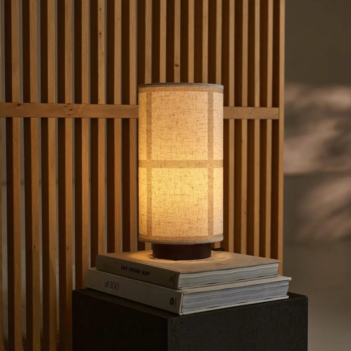 Sakura Mørkebrun Bordlampe | Linenmix skærm & stilfuld belysning